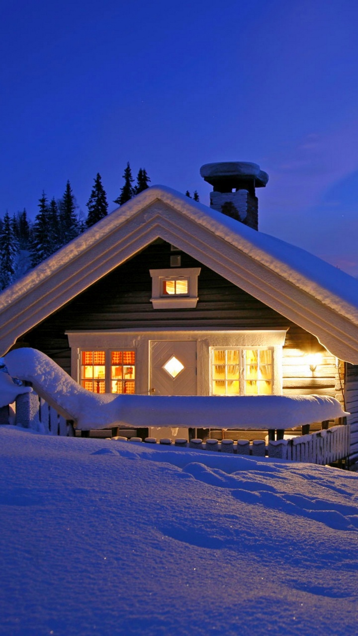Braunes Holzhaus Während Der Nacht Mit Schnee Bedeckt. Wallpaper in 720x1280 Resolution