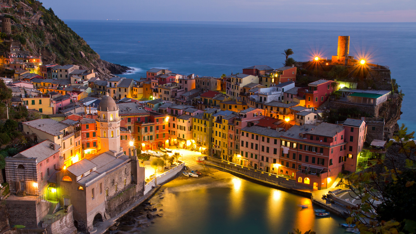 Braunes Betongebäude in Der Nähe Von Gewässern Während Der Nacht. Wallpaper in 1366x768 Resolution