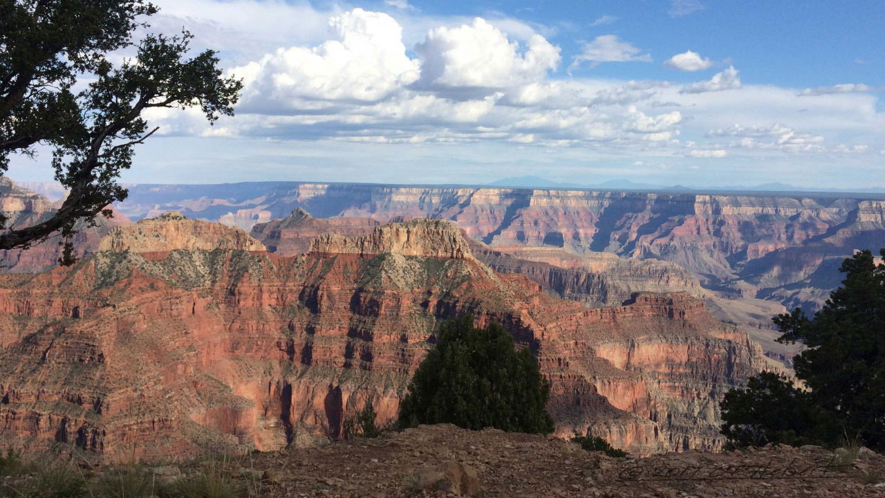 Montagne Rocheuse Brune Sous Des Nuages Blancs Pendant la Journée. Wallpaper in 1280x720 Resolution