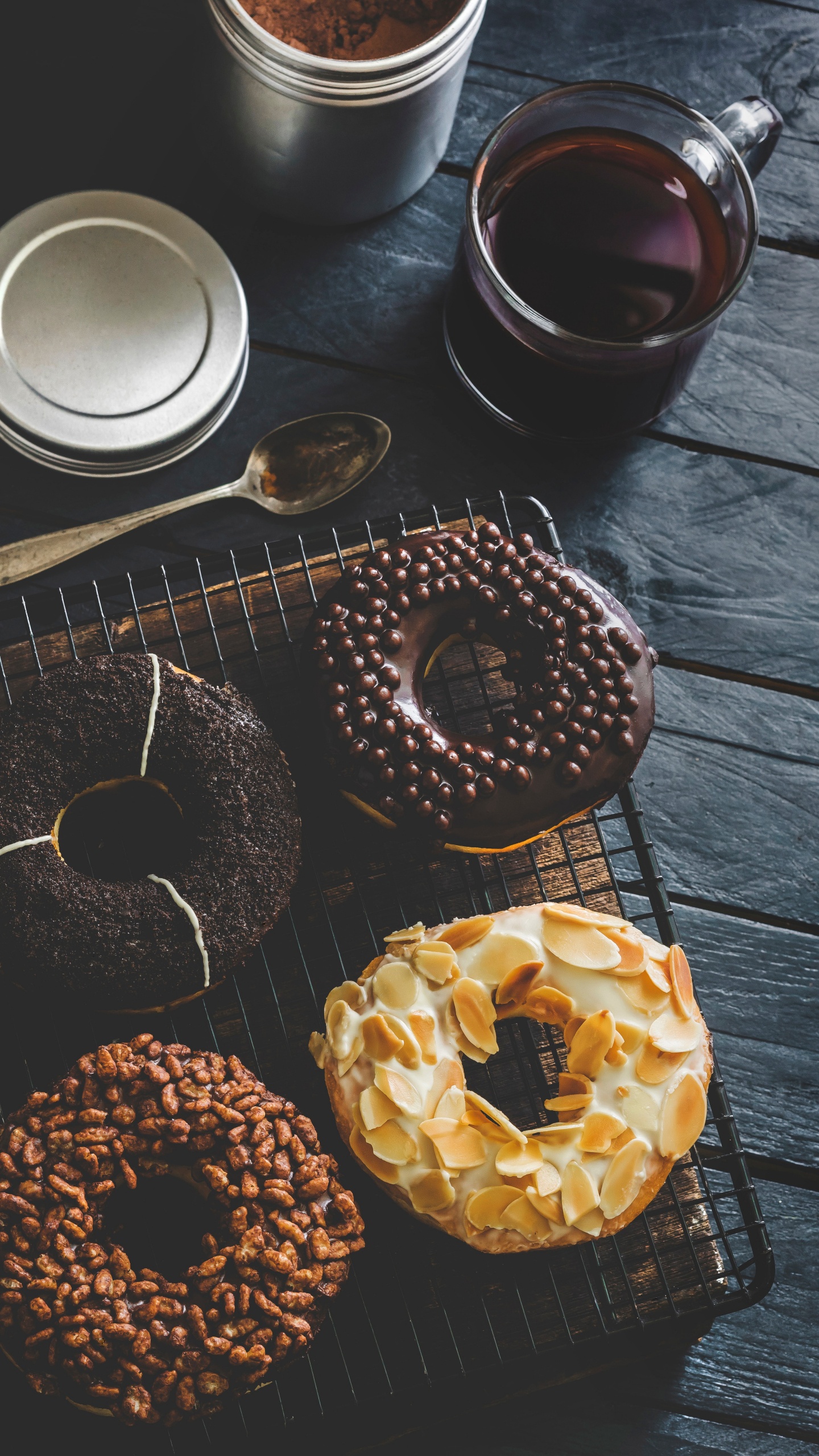 Beignets Sur Une Table en Bois Marron. Wallpaper in 1440x2560 Resolution