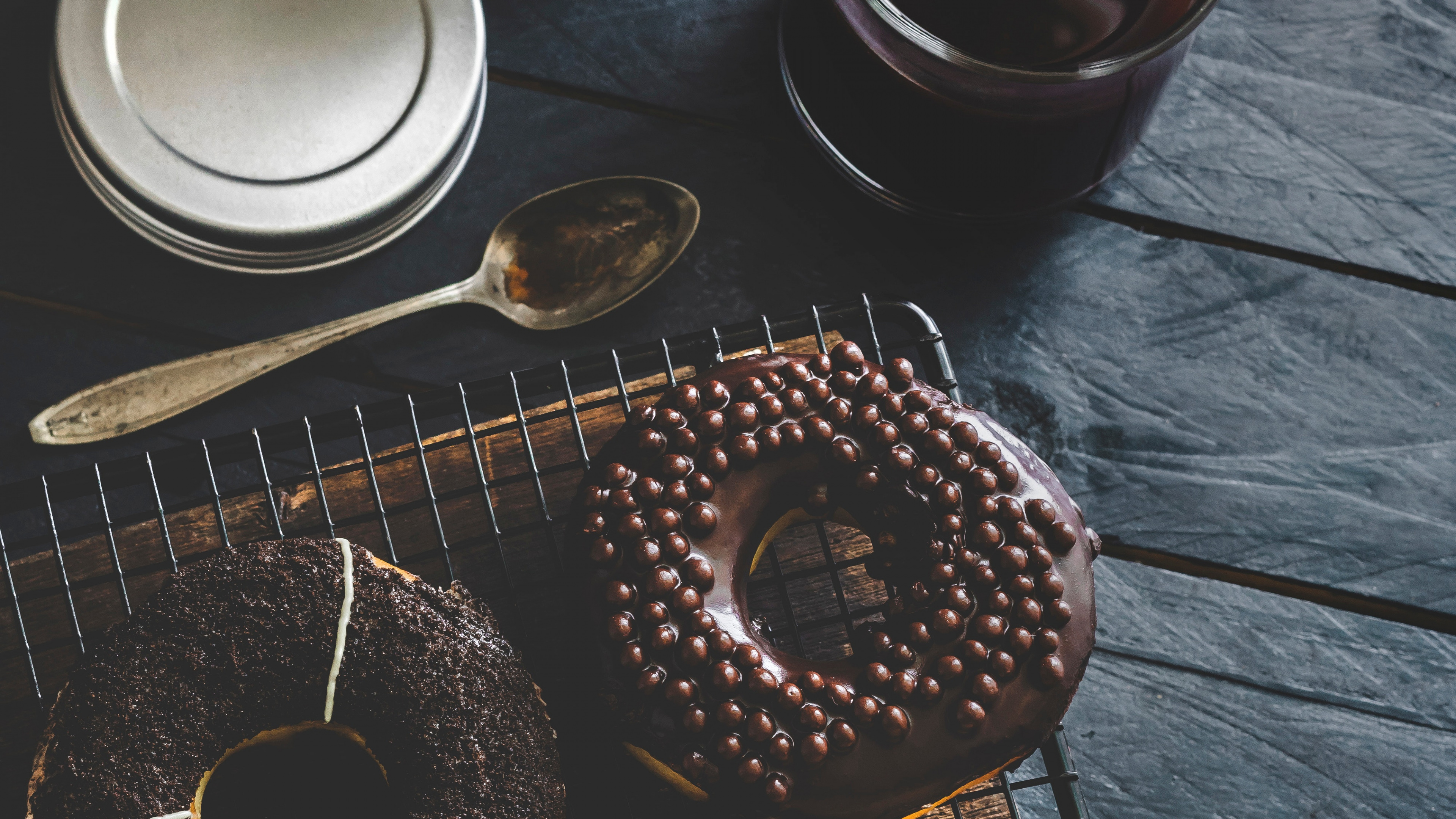 Beignets Sur Une Table en Bois Marron. Wallpaper in 3840x2160 Resolution