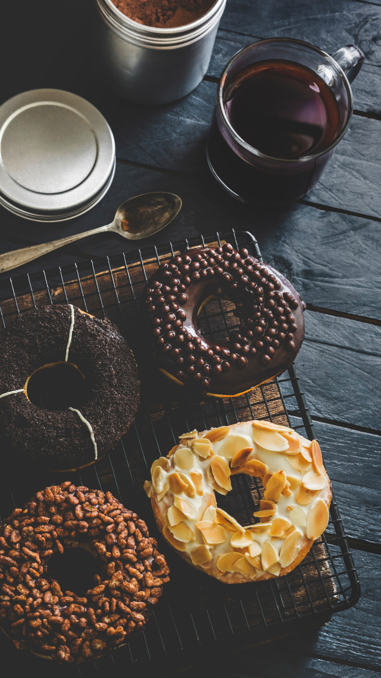 Beignets Sur Une Table en Bois Marron. Wallpaper in 750x1334 Resolution