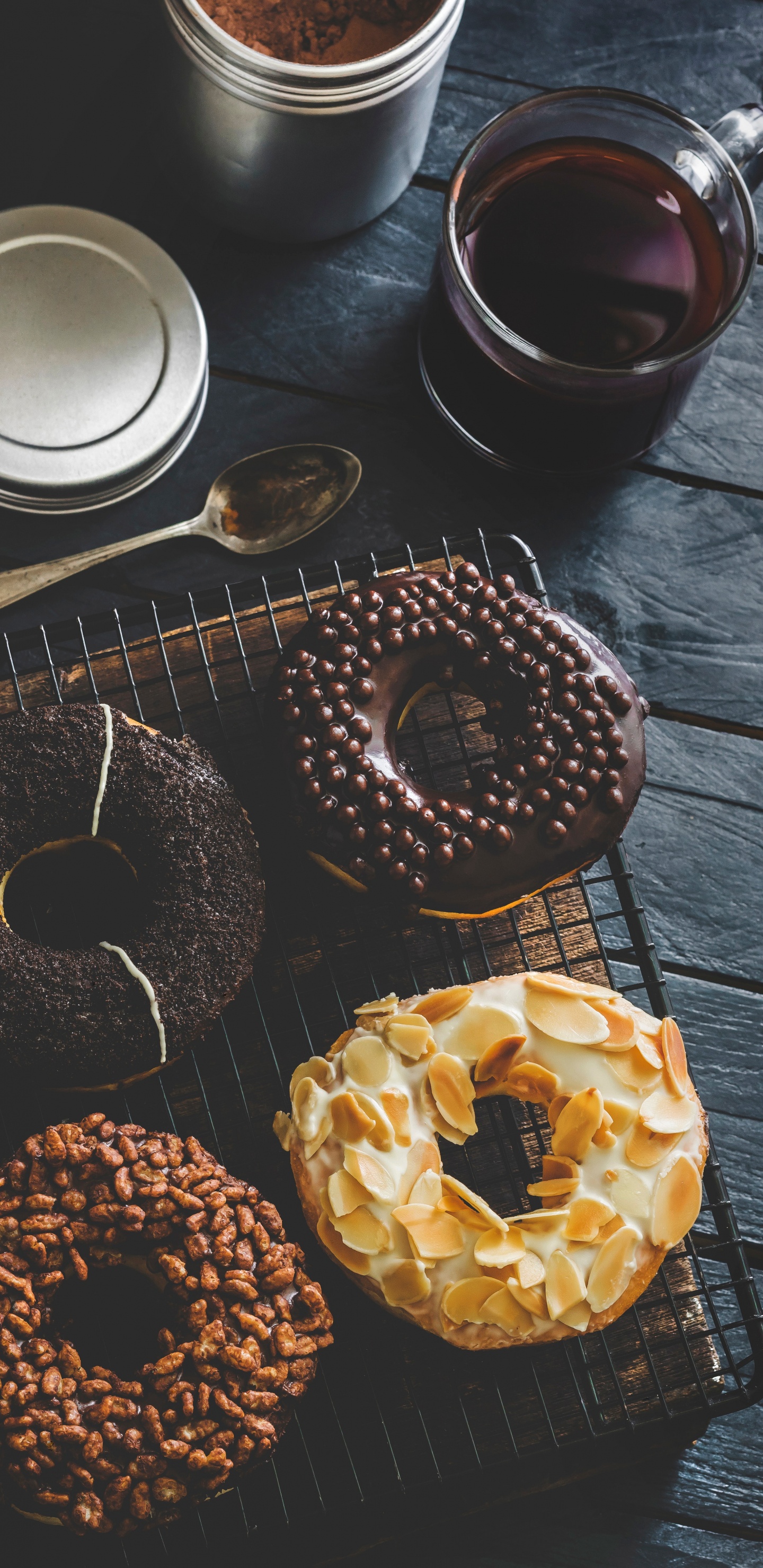 Donas en Mesa de Madera Marrón. Wallpaper in 1440x2960 Resolution