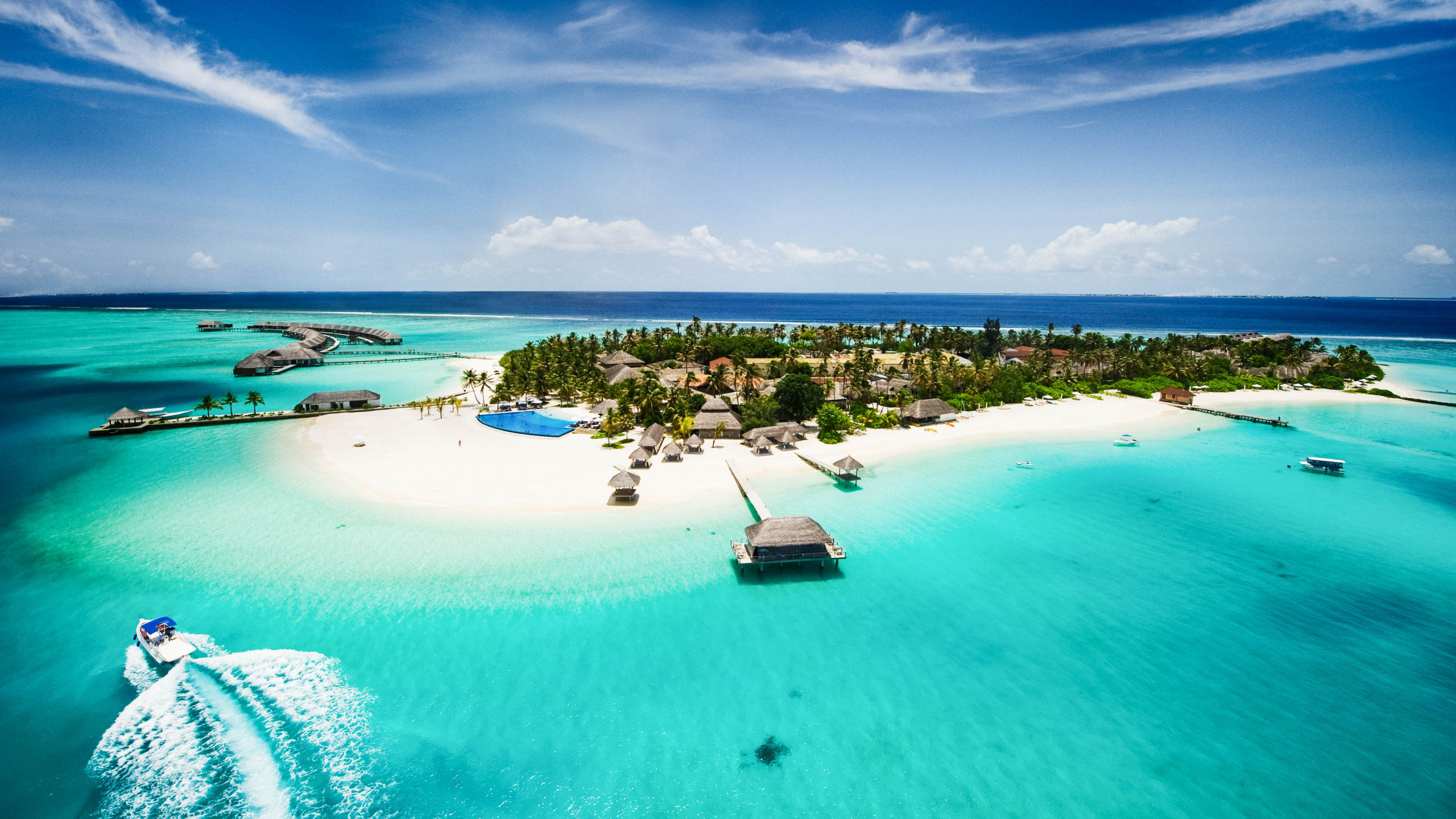 White and Blue Boat on Sea Under Blue Sky During Daytime. Wallpaper in 2560x1440 Resolution