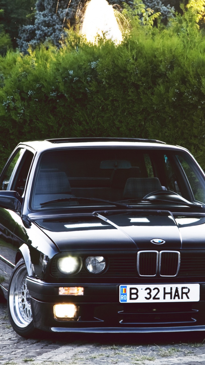 Schwarzer Bmw m 3 Geparkt Auf Grauem Feldweg Tagsüber. Wallpaper in 720x1280 Resolution