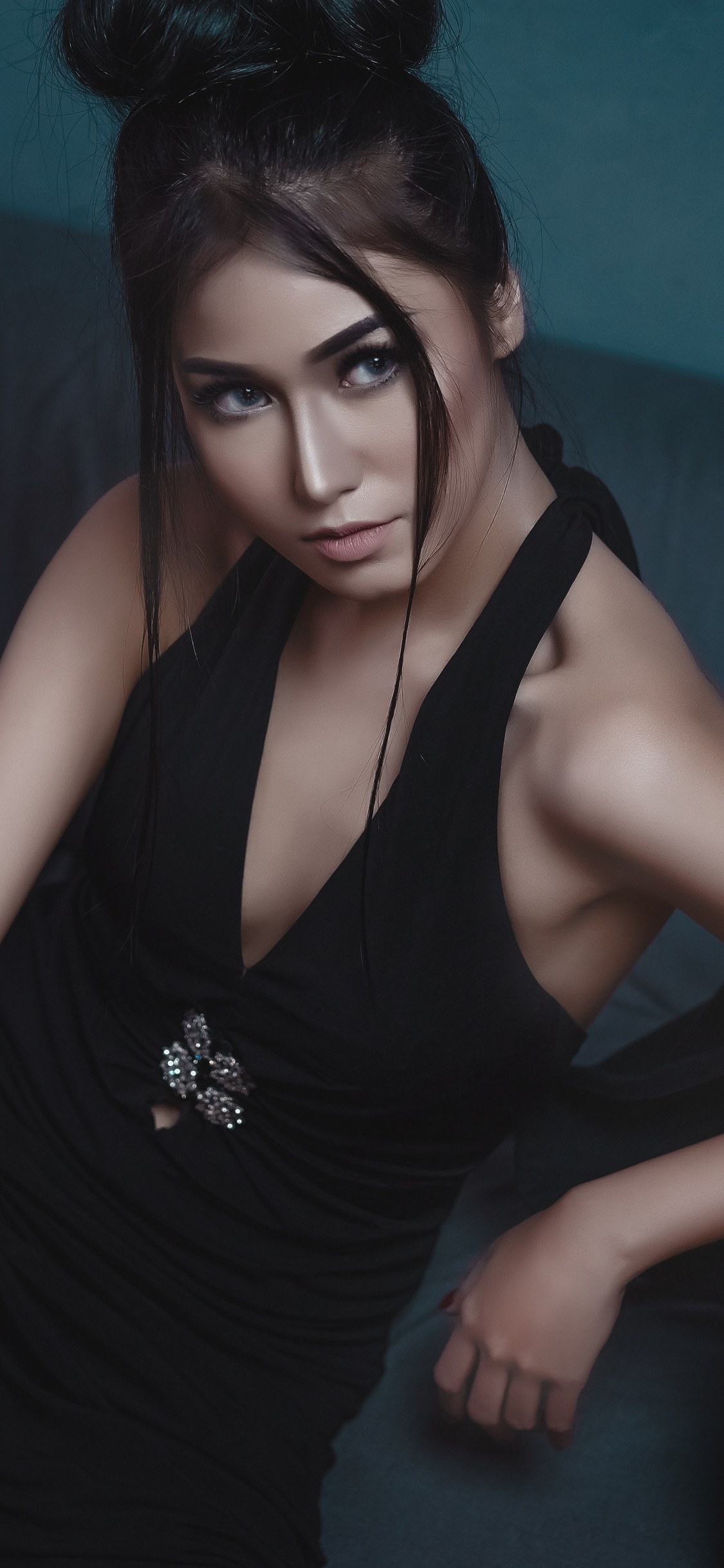 Kleid, Little Black Dress, Kleidung, Haar, Gesicht. Wallpaper in 1125x2436 Resolution