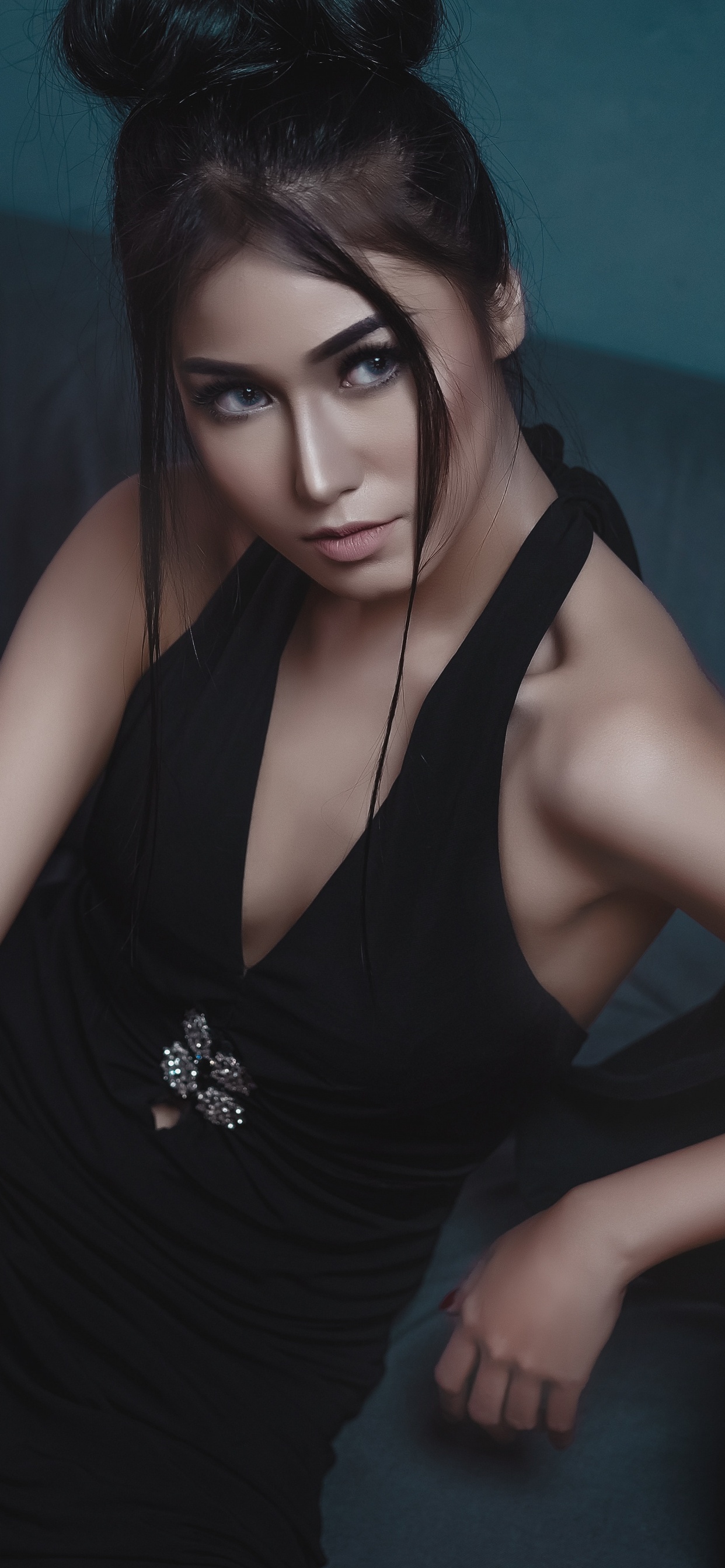 Kleid, Little Black Dress, Kleidung, Haar, Gesicht. Wallpaper in 1242x2688 Resolution