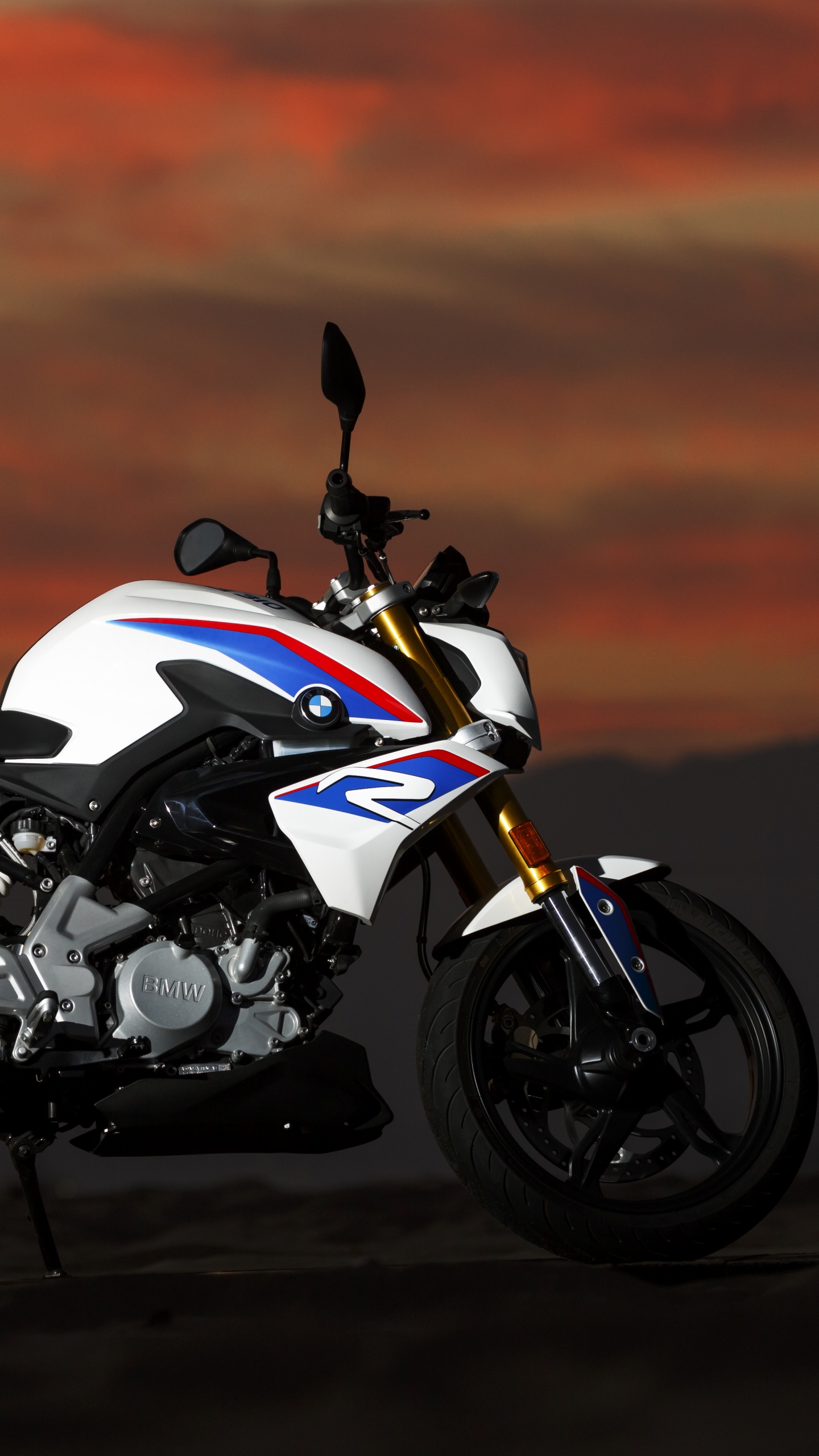 Bicicleta Deportiva Blanca y Negra. Wallpaper in 1440x2560 Resolution