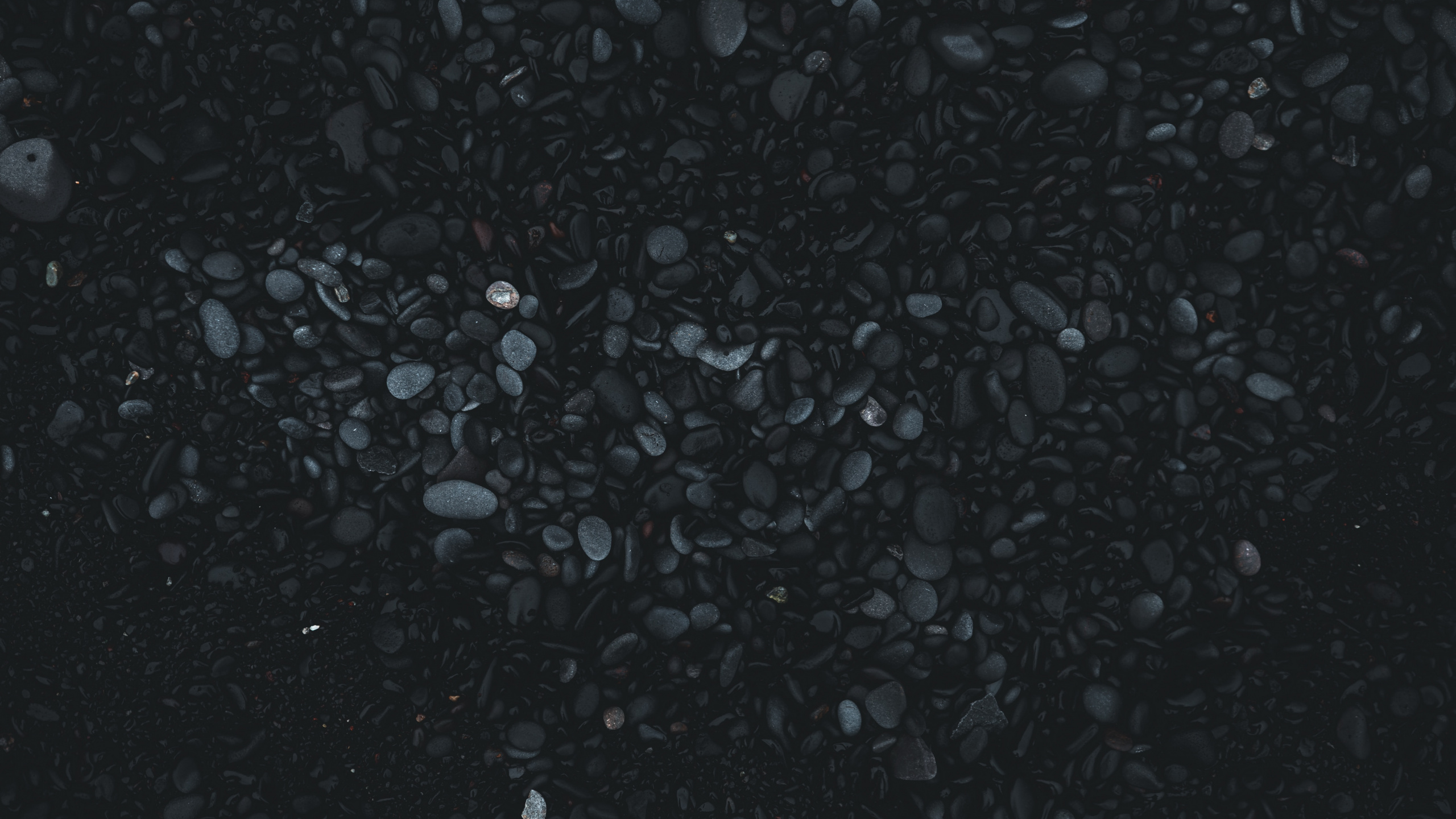 Pierres Noires et Blanches au Sol. Wallpaper in 2560x1440 Resolution