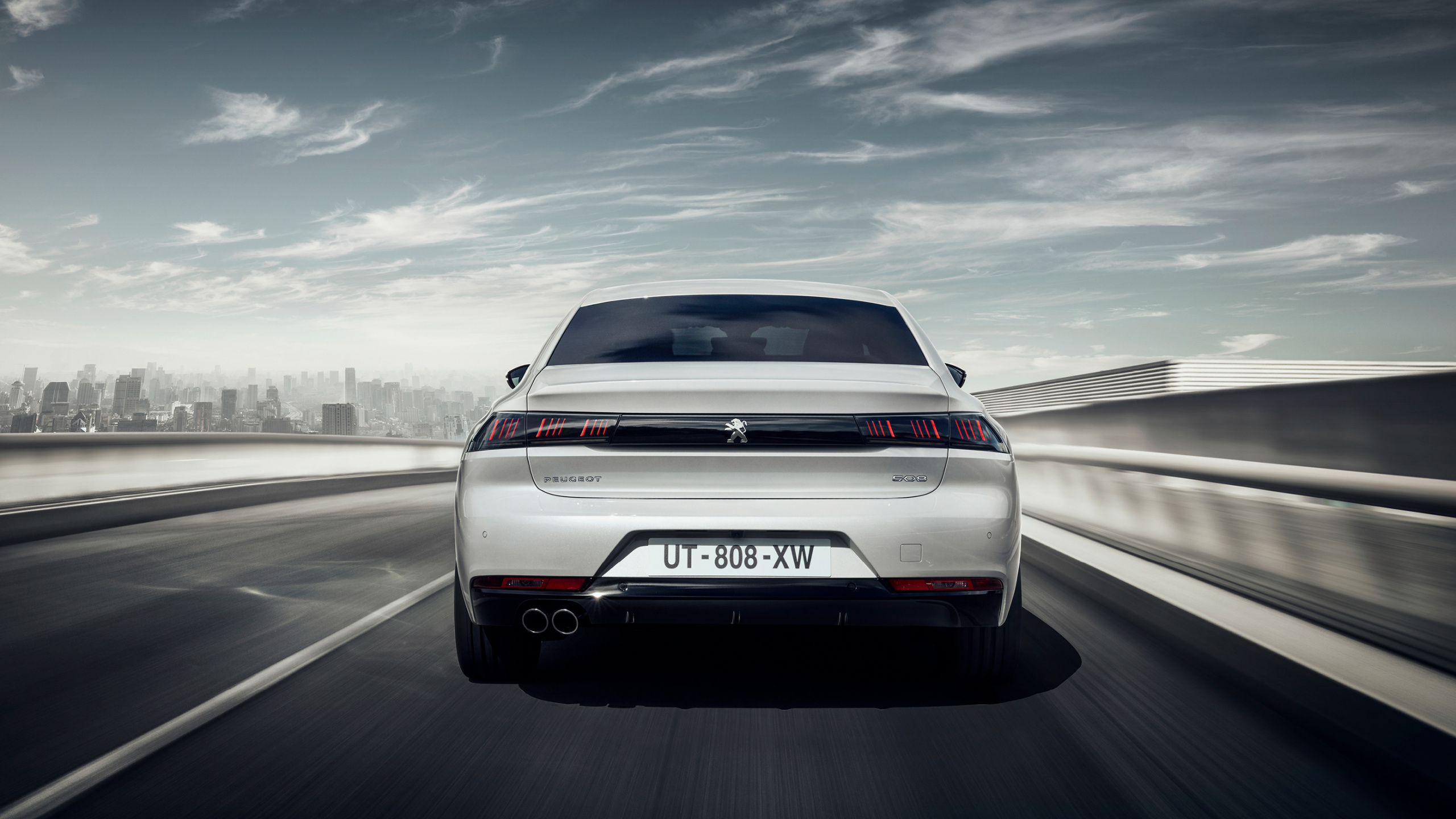 White Bmw x 6 on Road. Wallpaper in 2560x1440 Resolution