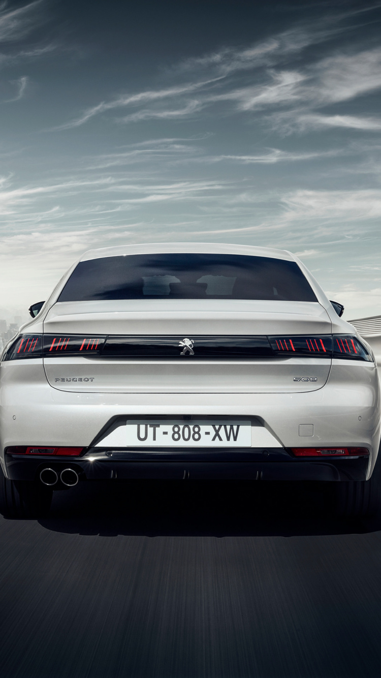 Bmw x 6 Blanc Sur Route. Wallpaper in 750x1334 Resolution