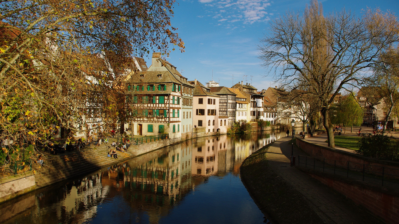 Weißes Und Braunes Betongebäude in Der Nähe Von Gewässern Unter Blauem Himmel Tagsüber. Wallpaper in 1366x768 Resolution