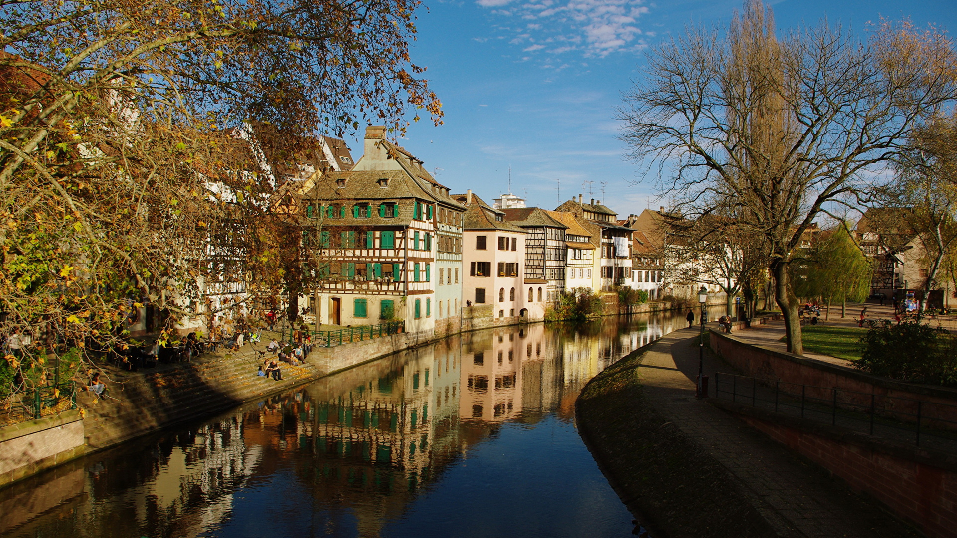 Weißes Und Braunes Betongebäude in Der Nähe Von Gewässern Unter Blauem Himmel Tagsüber. Wallpaper in 1920x1080 Resolution
