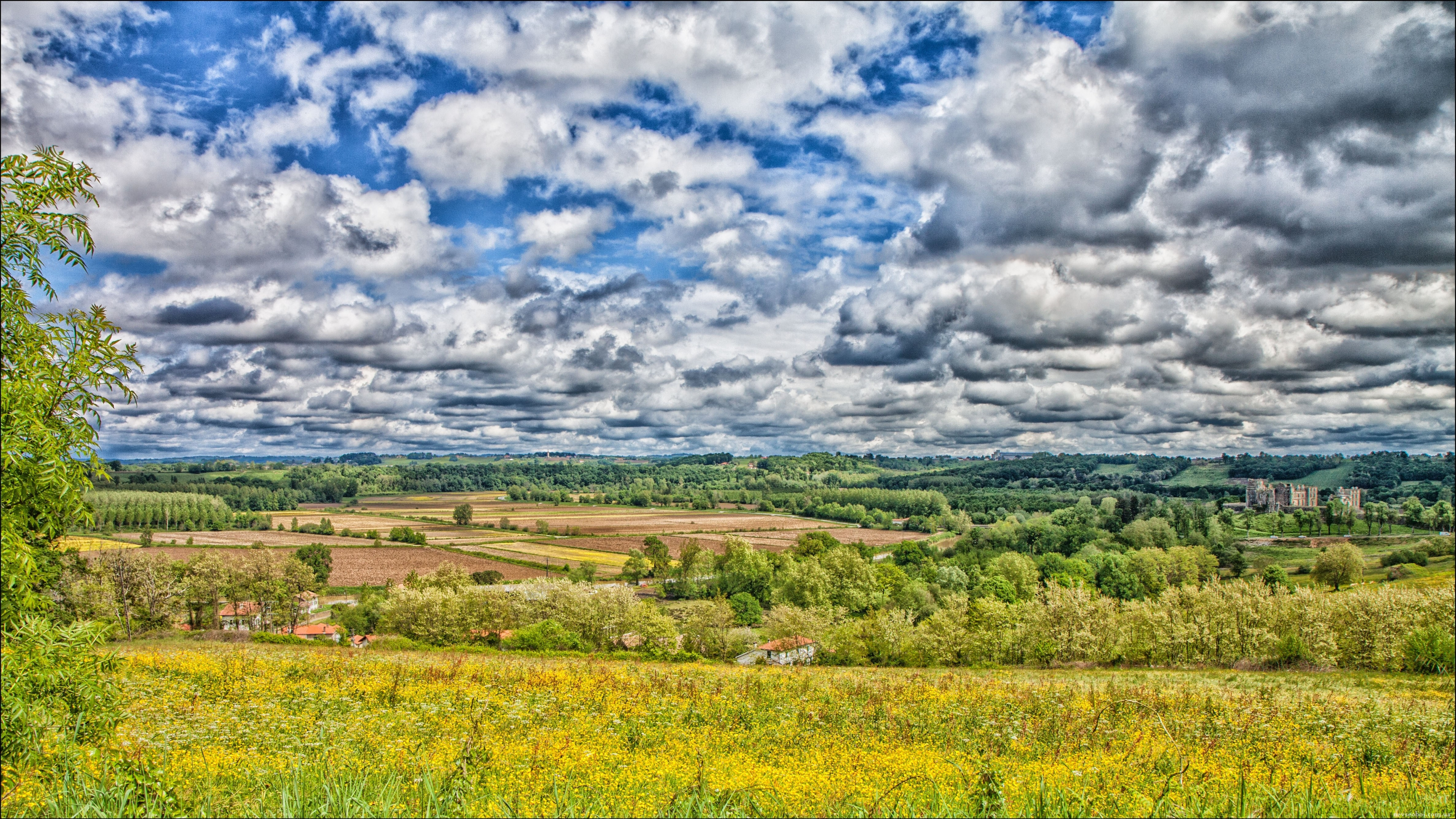 Grüne Wiese Unter Weißen Wolken Und Blauem Himmel Tagsüber. Wallpaper in 3840x2160 Resolution