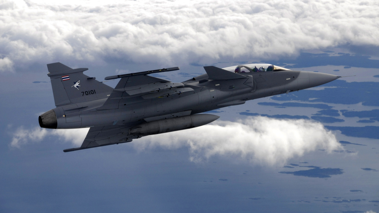 Avion de Chasse Gris Survolant Des Nuages Blancs Pendant la Journée. Wallpaper in 1280x720 Resolution