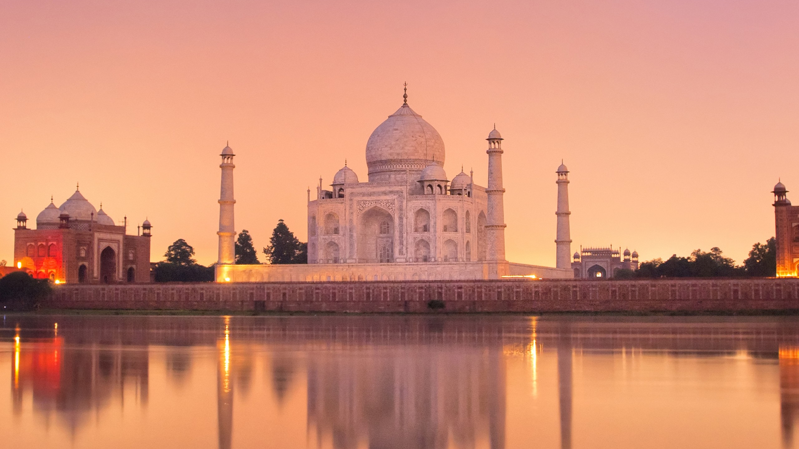 White and Brown Concrete Building Near Body of Water During Daytime. Wallpaper in 2560x1440 Resolution