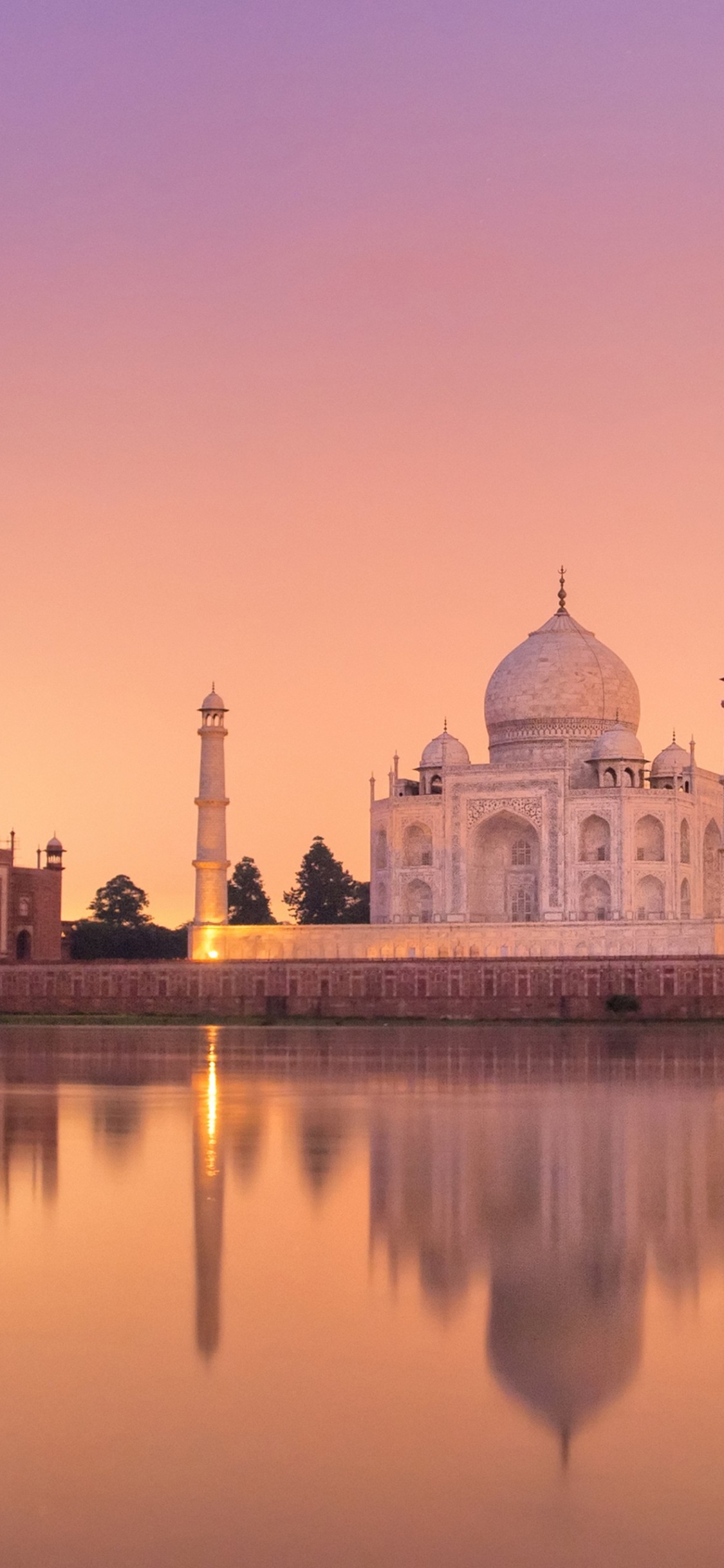 Edificio de Hormigón Blanco y Marrón Cerca Del Cuerpo de Agua Durante el Día. Wallpaper in 1125x2436 Resolution