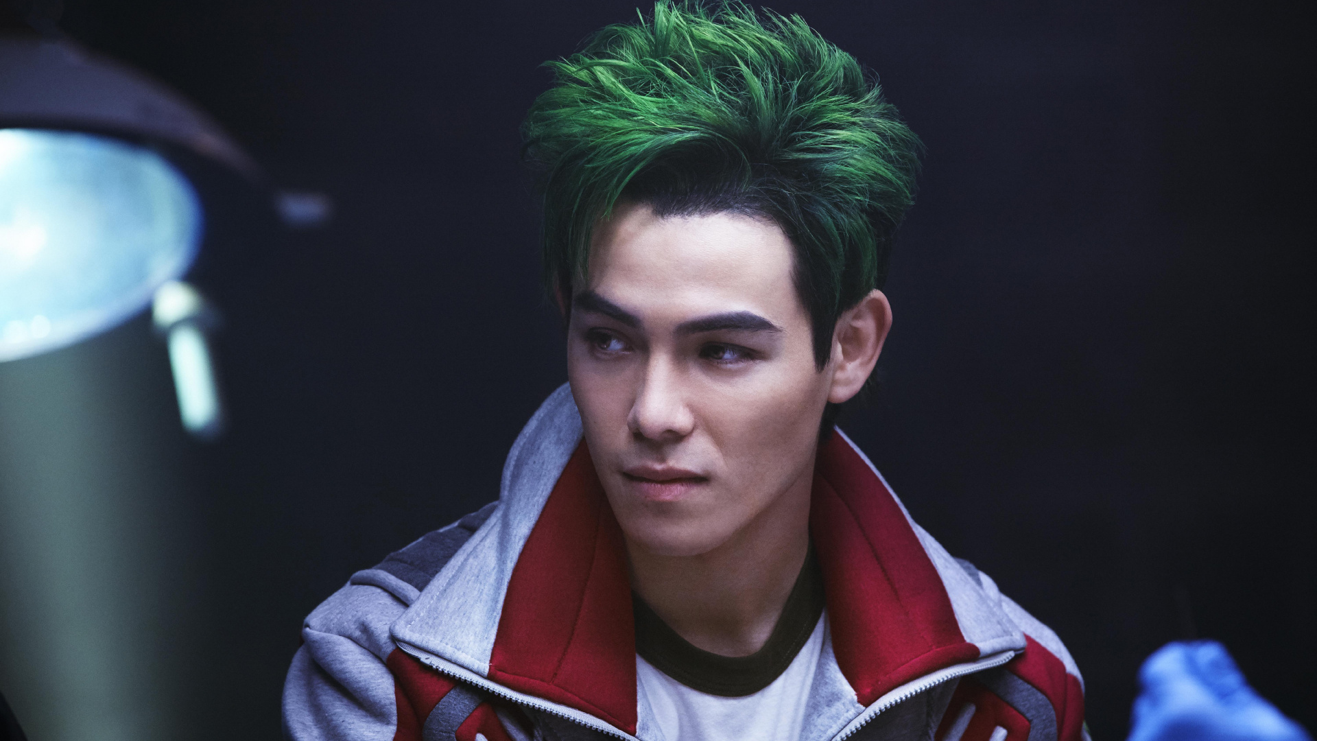 Homme en Veste Zippée Rouge et Grise. Wallpaper in 1920x1080 Resolution