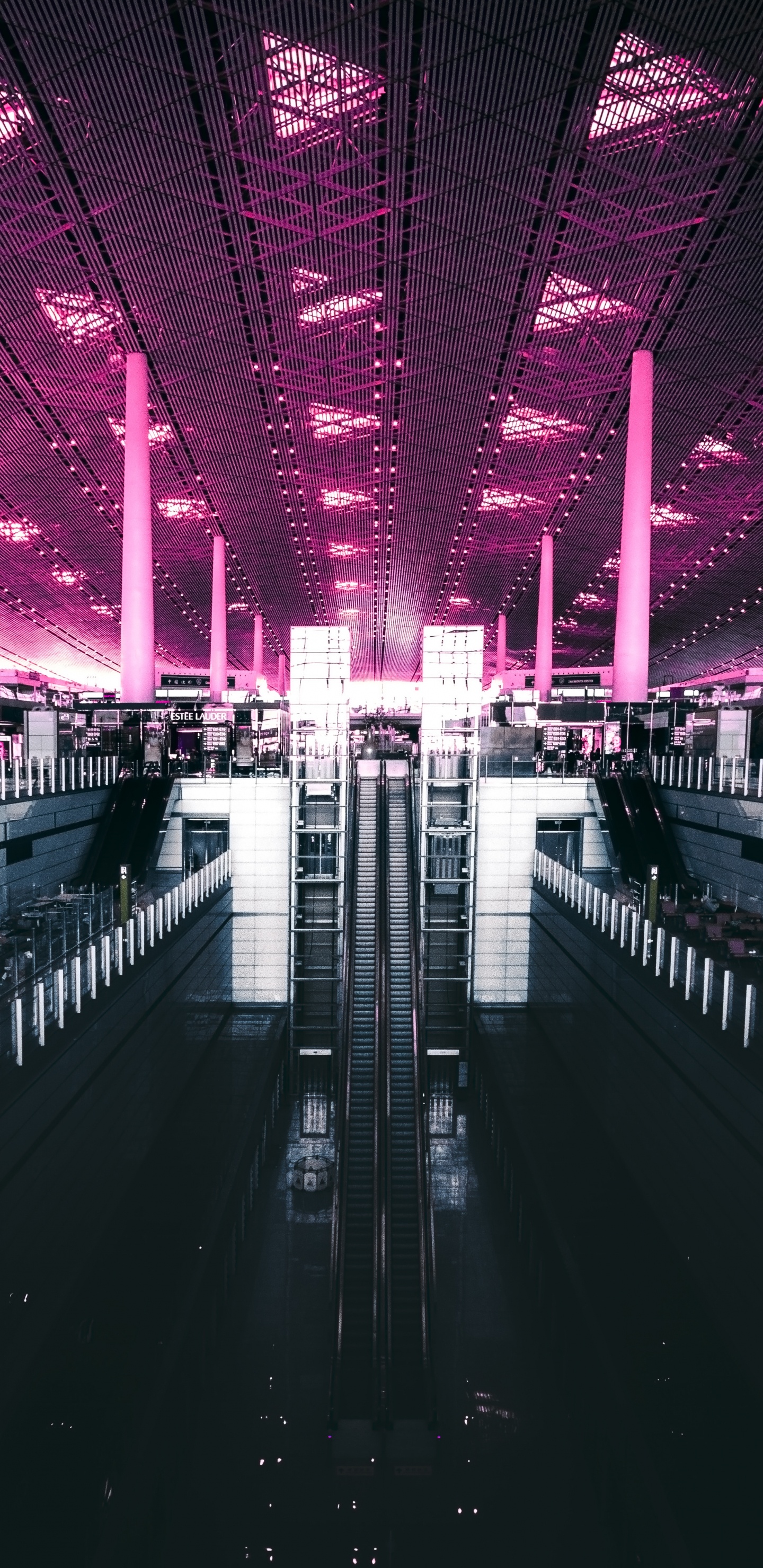 Schwarz-Weiß-Bahnhof. Wallpaper in 1440x2960 Resolution