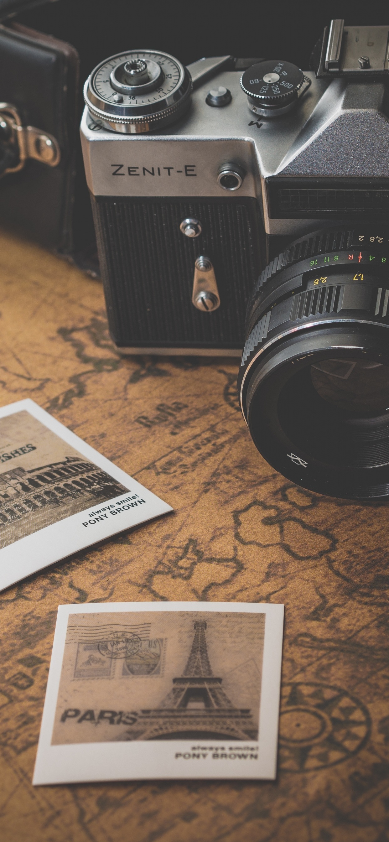 Appareil Photo Reflex Numérique Nikon Noir et Argent Sur Une Table en Bois Marron. Wallpaper in 1242x2688 Resolution