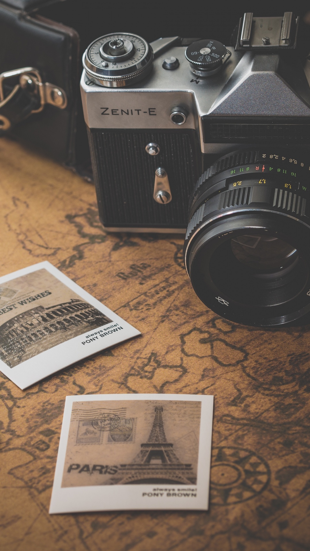 Schwarze Und Silberne Nikon Dslr-kamera Auf Braunem Holztisch. Wallpaper in 1080x1920 Resolution