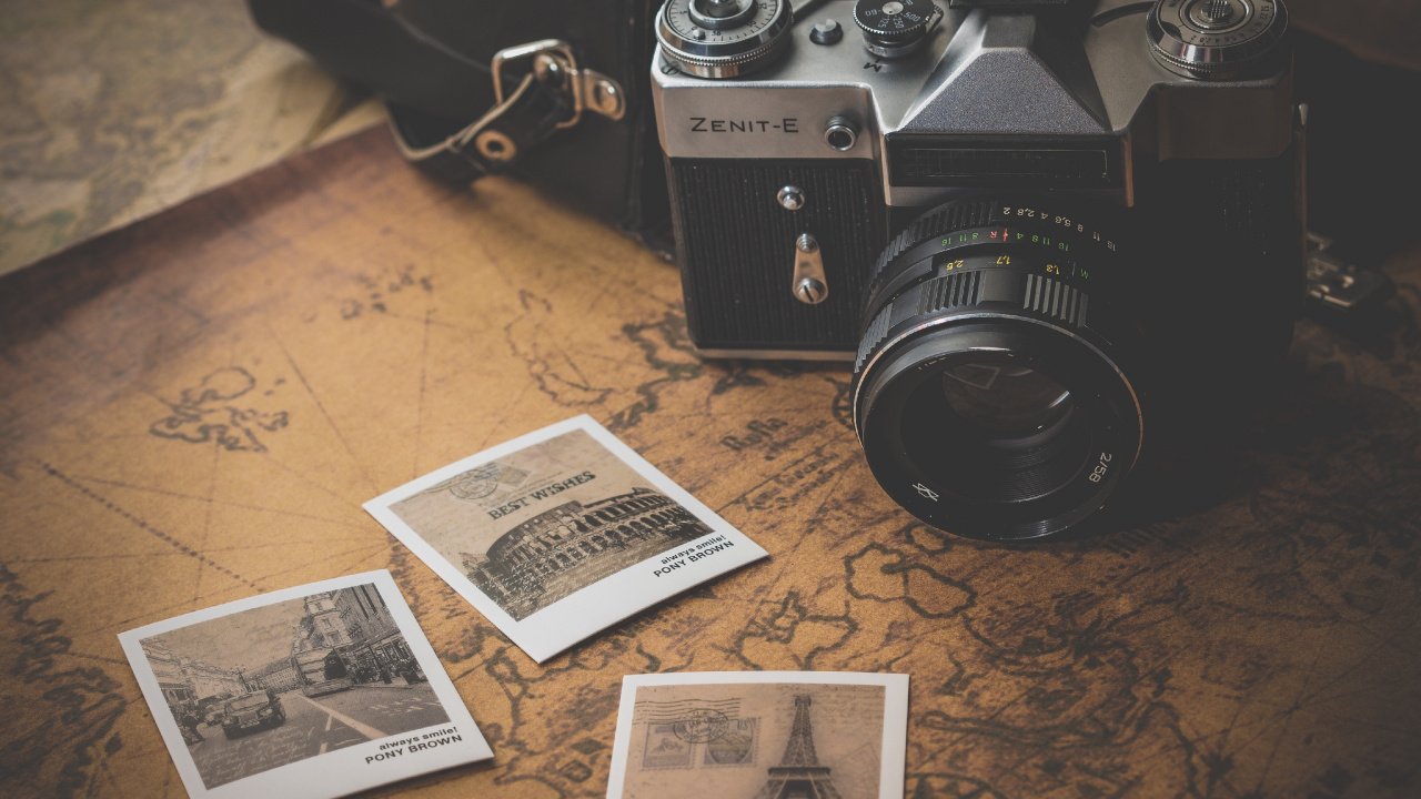 Schwarze Und Silberne Nikon Dslr-kamera Auf Braunem Holztisch. Wallpaper in 1280x720 Resolution