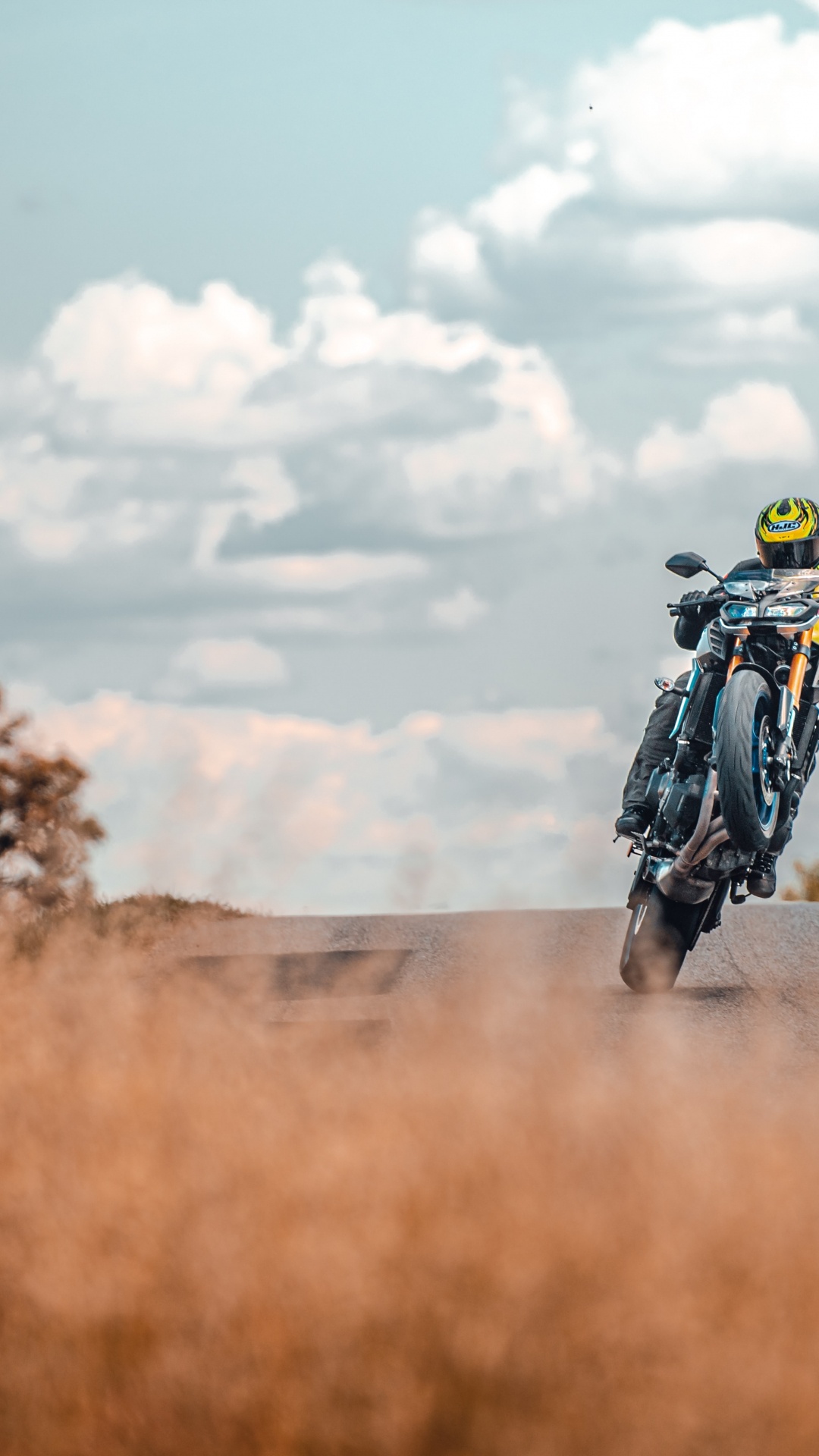 L'homme en Veste Noire Équitation Moto Sur Route Pendant la Journée. Wallpaper in 1080x1920 Resolution