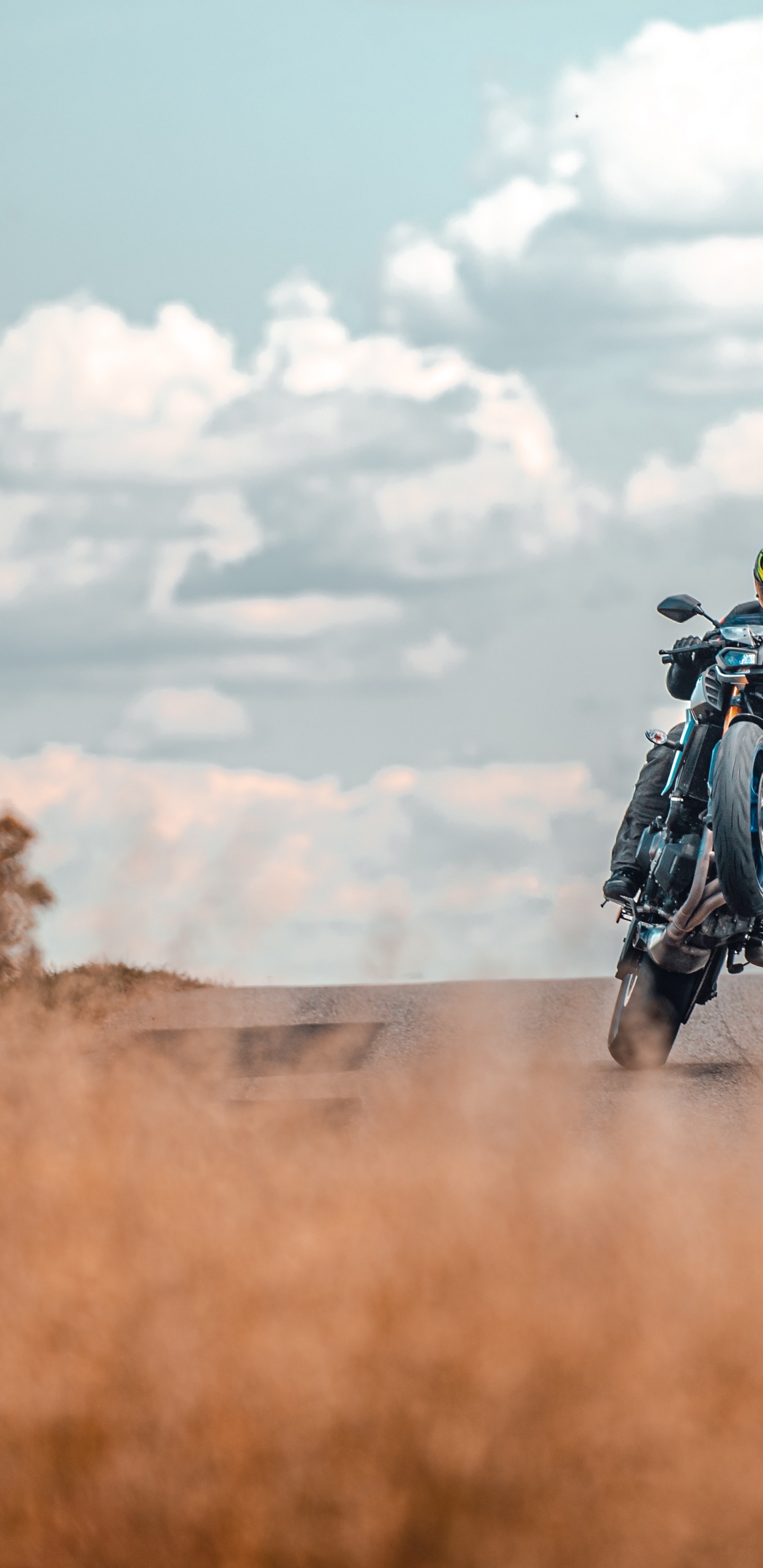 L'homme en Veste Noire Équitation Moto Sur Route Pendant la Journée. Wallpaper in 1440x2960 Resolution