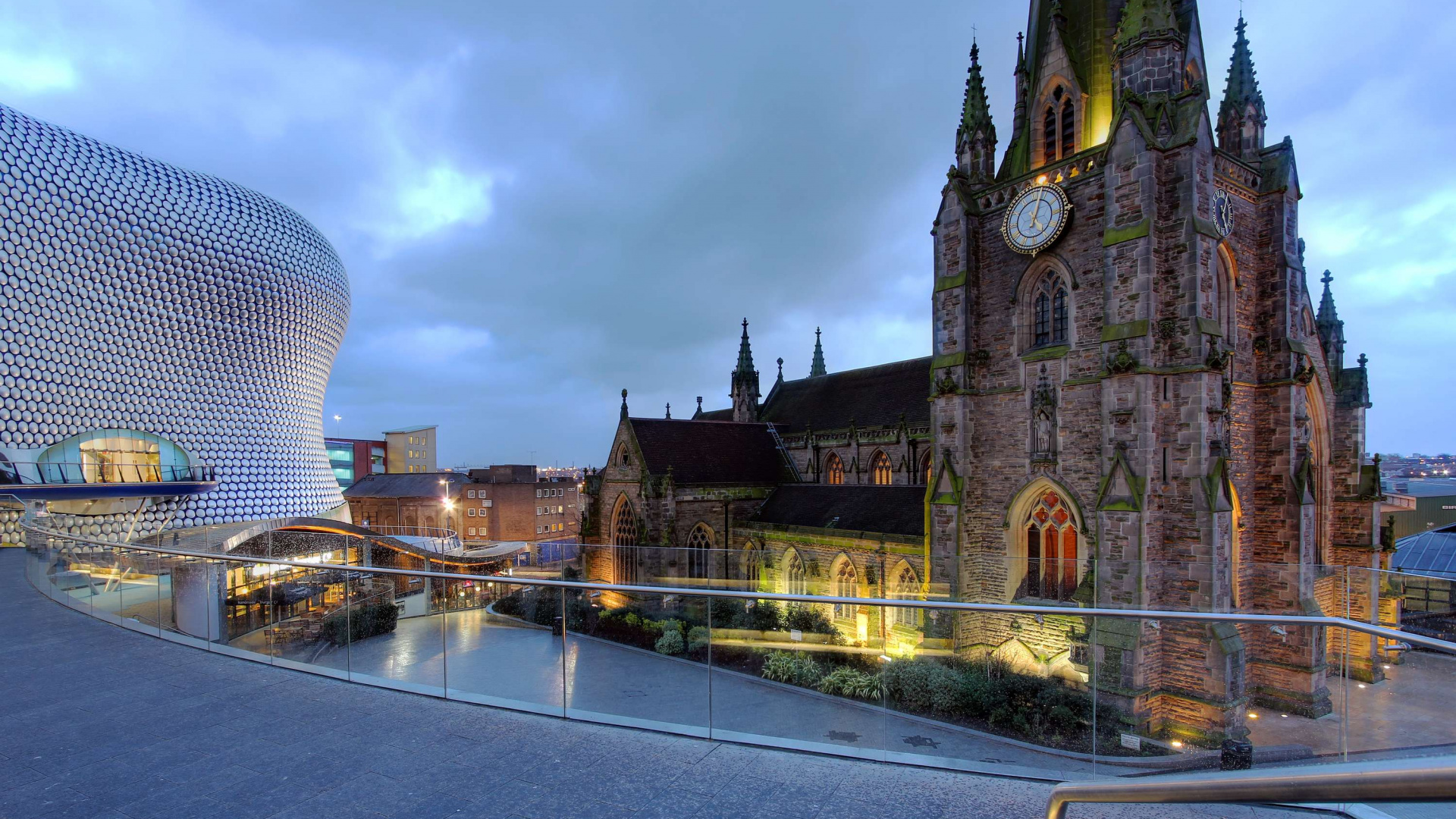 Edificio de Hormigón Marrón Cerca Del Cuerpo de Agua Durante el Día. Wallpaper in 1920x1080 Resolution