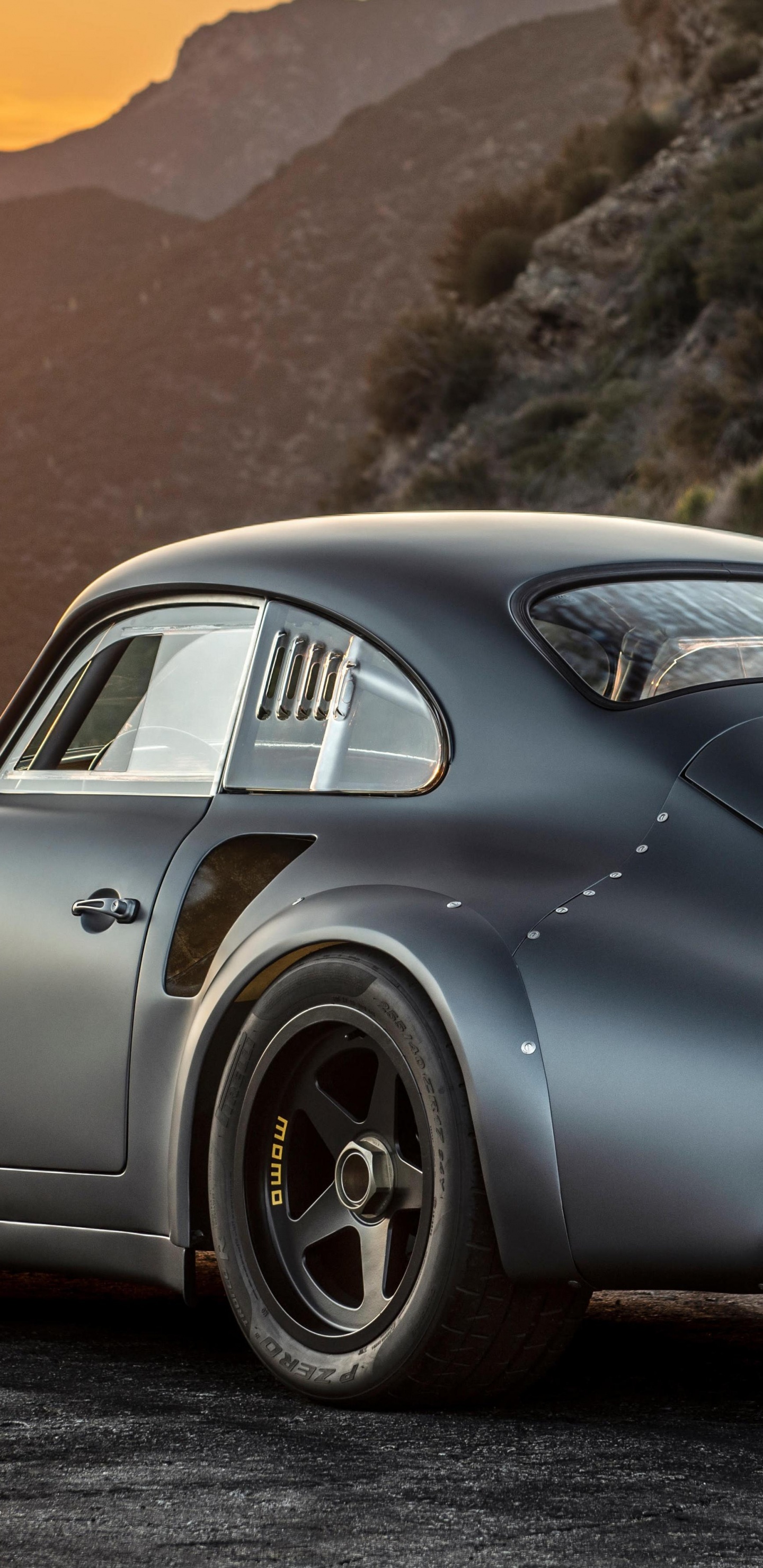 Porsche 911 Gris en Campo Marrón Durante el Día. Wallpaper in 1440x2960 Resolution