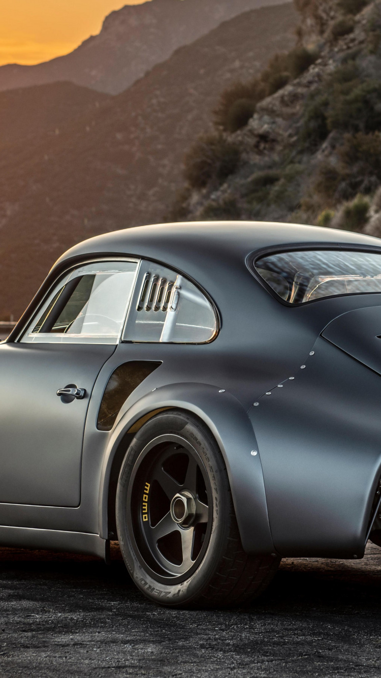 Porsche 911 Grise Sur Champ Brun Pendant la Journée. Wallpaper in 750x1334 Resolution