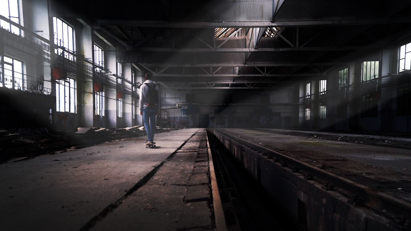 Hombre en Blue Jeans Caminando en la Estación de Tren. Wallpaper in 1366x768 Resolution