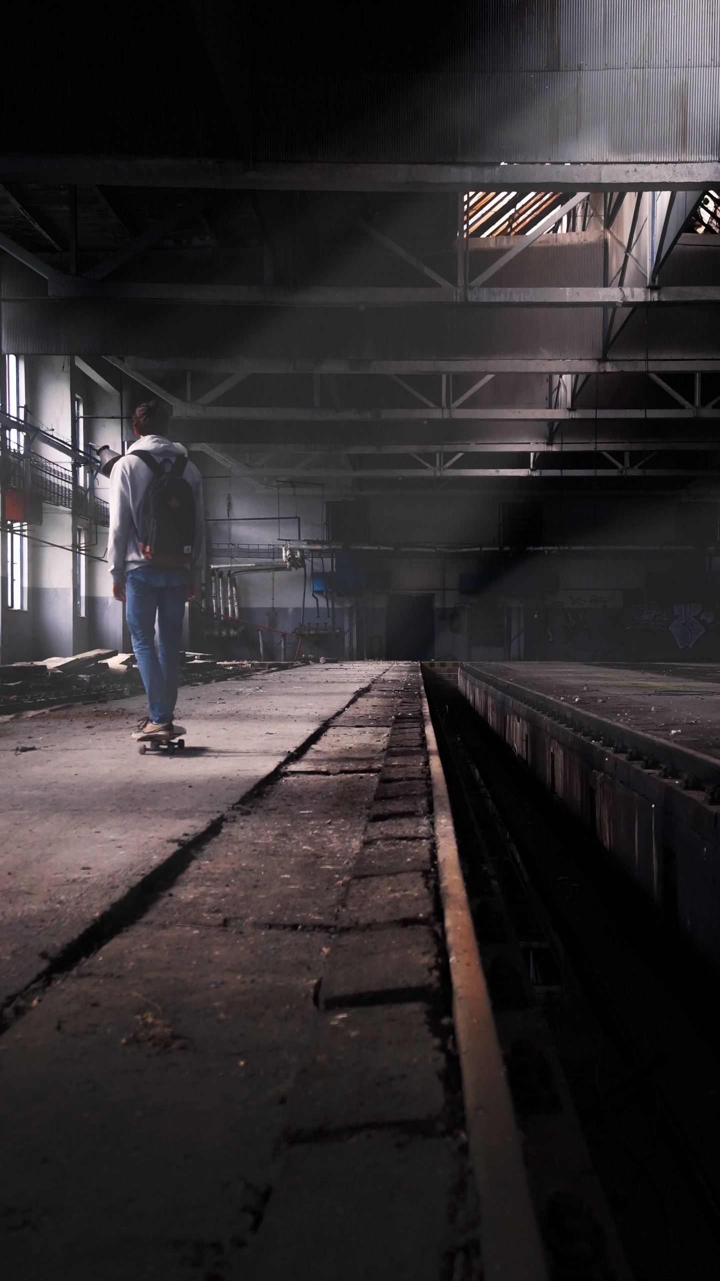 Hombre en Blue Jeans Caminando en la Estación de Tren. Wallpaper in 1440x2560 Resolution