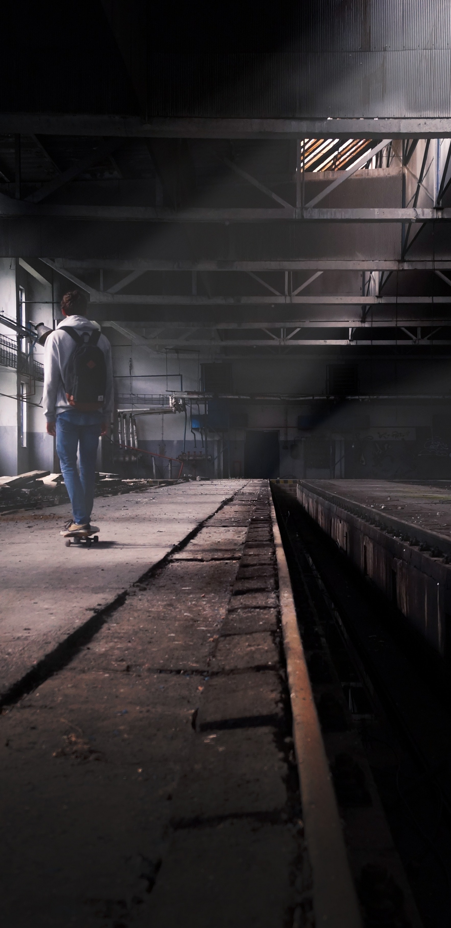 Hombre en Blue Jeans Caminando en la Estación de Tren. Wallpaper in 1440x2960 Resolution