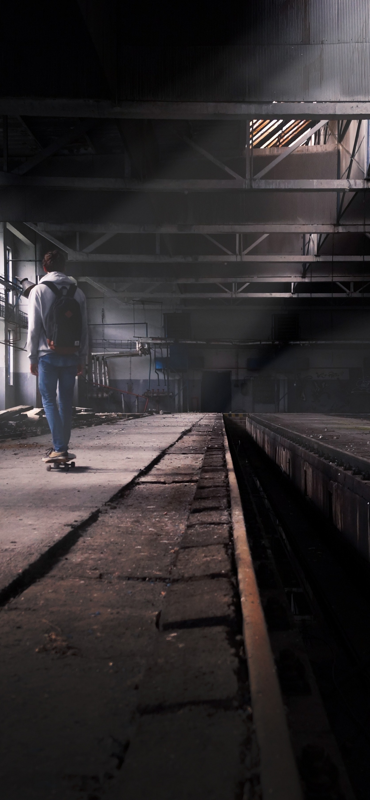 Homme en Jean Bleu Marchant Sur la Gare. Wallpaper in 1242x2688 Resolution
