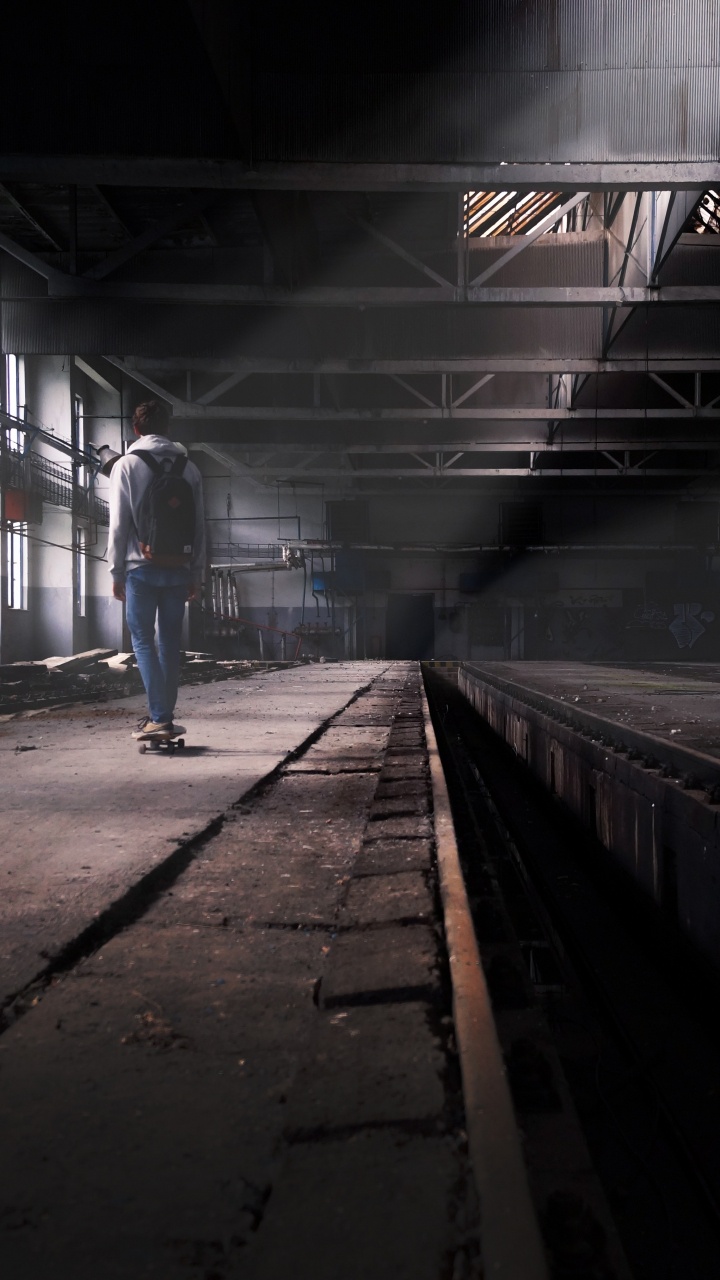 Homme en Jean Bleu Marchant Sur la Gare. Wallpaper in 720x1280 Resolution