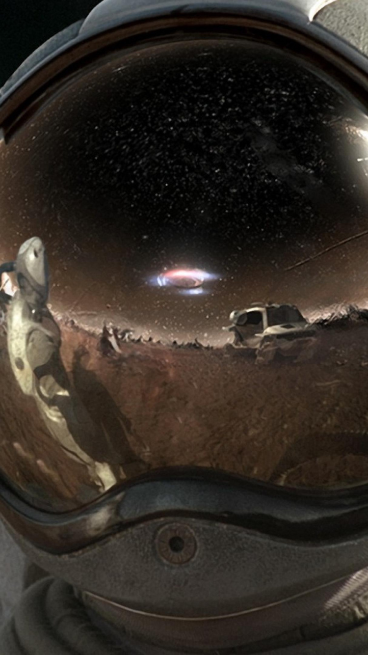 Schwarzer Helm Auf Grauer Betonoberfläche. Wallpaper in 750x1334 Resolution