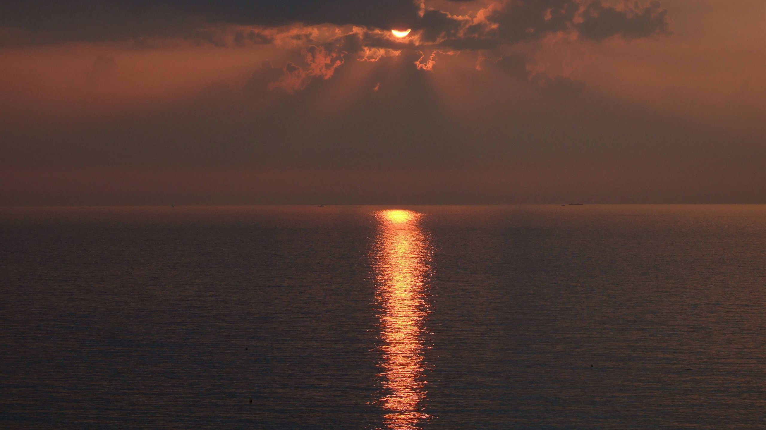 Cuerpo de Agua Bajo el Cielo Nublado Durante la Puesta de Sol. Wallpaper in 2560x1440 Resolution