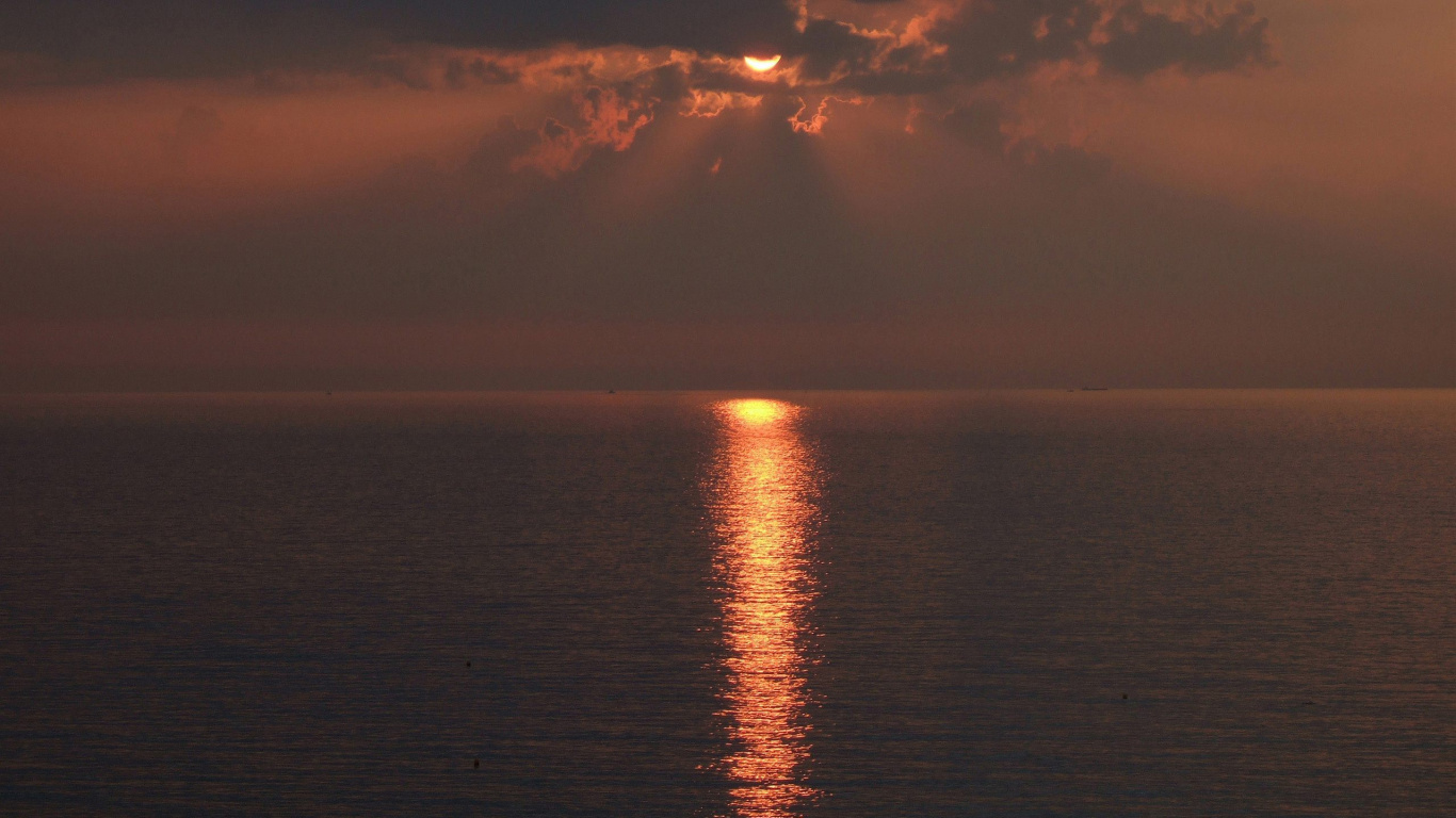 Plan D'eau Sous un Ciel Nuageux au Coucher du Soleil. Wallpaper in 1366x768 Resolution