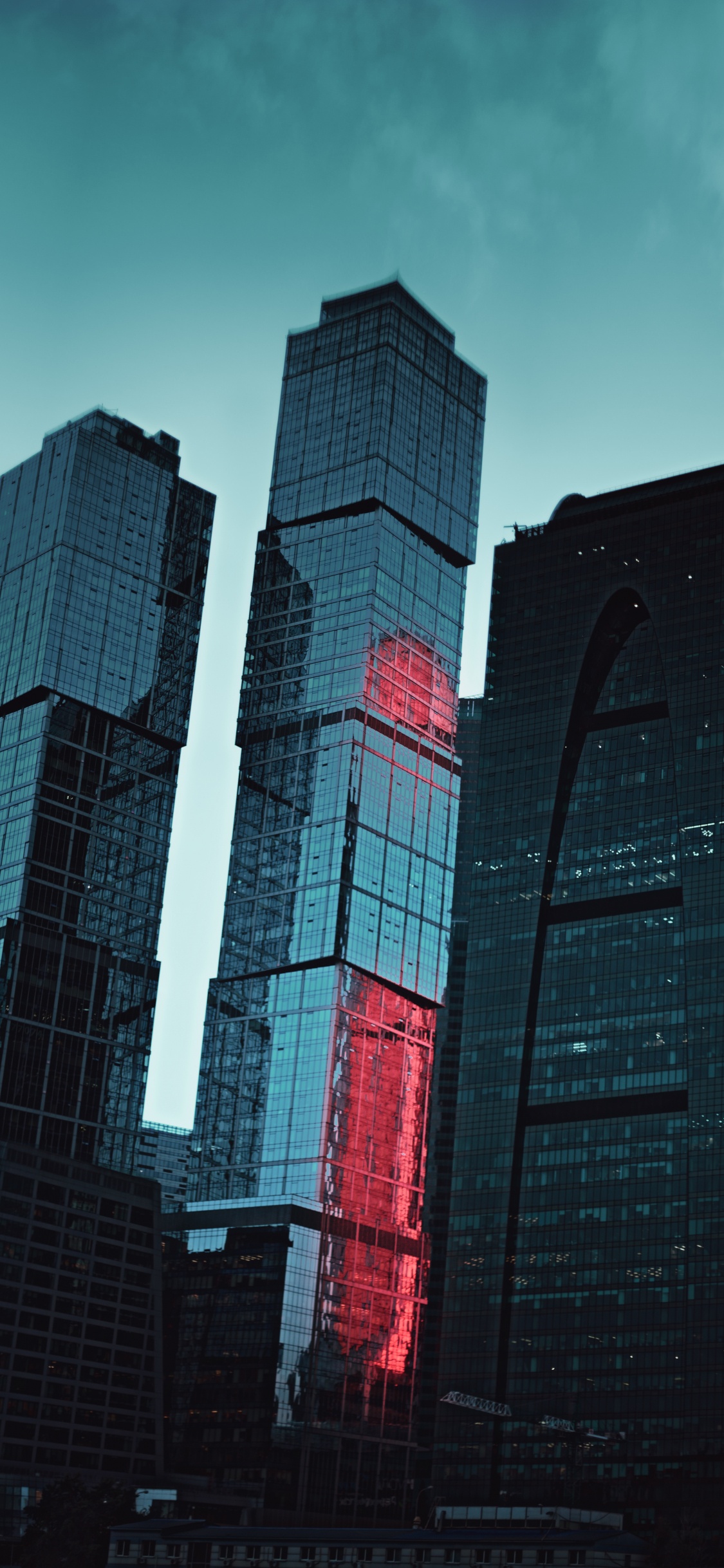 Schwarz-rotes Hochhaus. Wallpaper in 1125x2436 Resolution