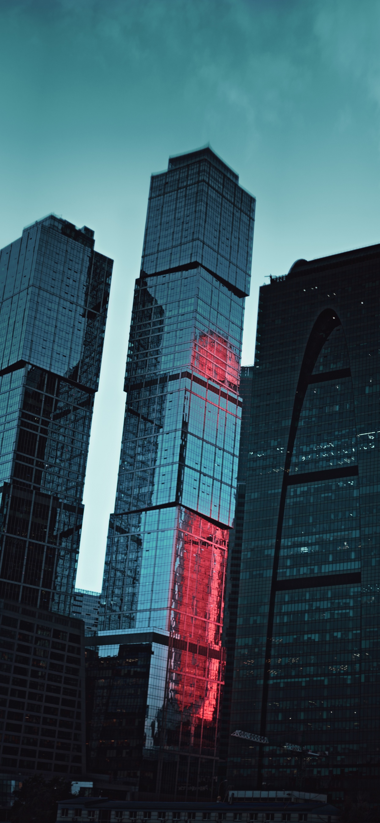 Schwarz-rotes Hochhaus. Wallpaper in 1242x2688 Resolution