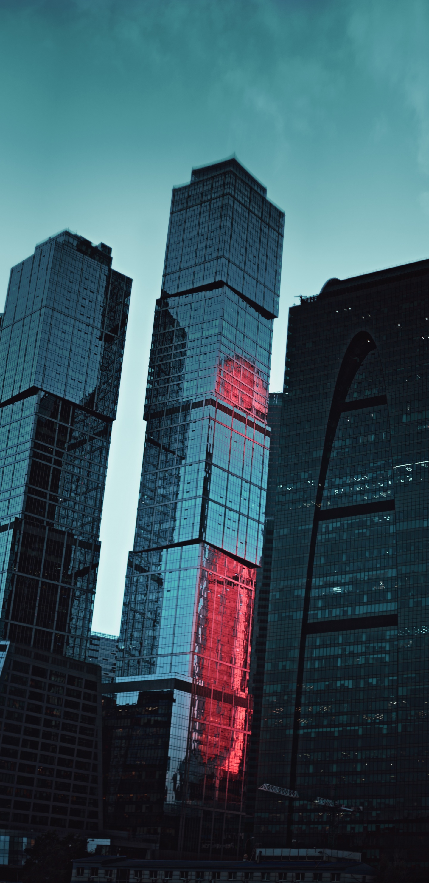 Schwarz-rotes Hochhaus. Wallpaper in 1440x2960 Resolution