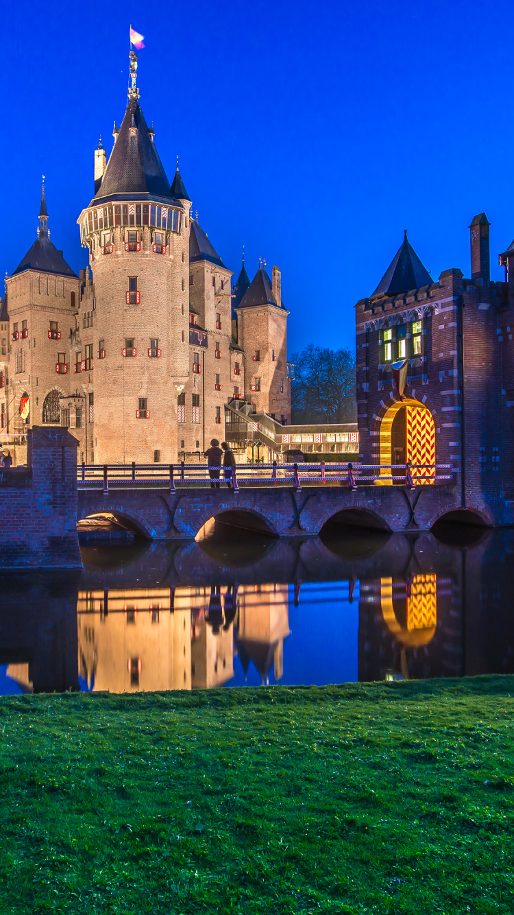 Edificio de Hormigón Marrón Cerca Del Cuerpo de Agua Durante el Día. Wallpaper in 750x1334 Resolution
