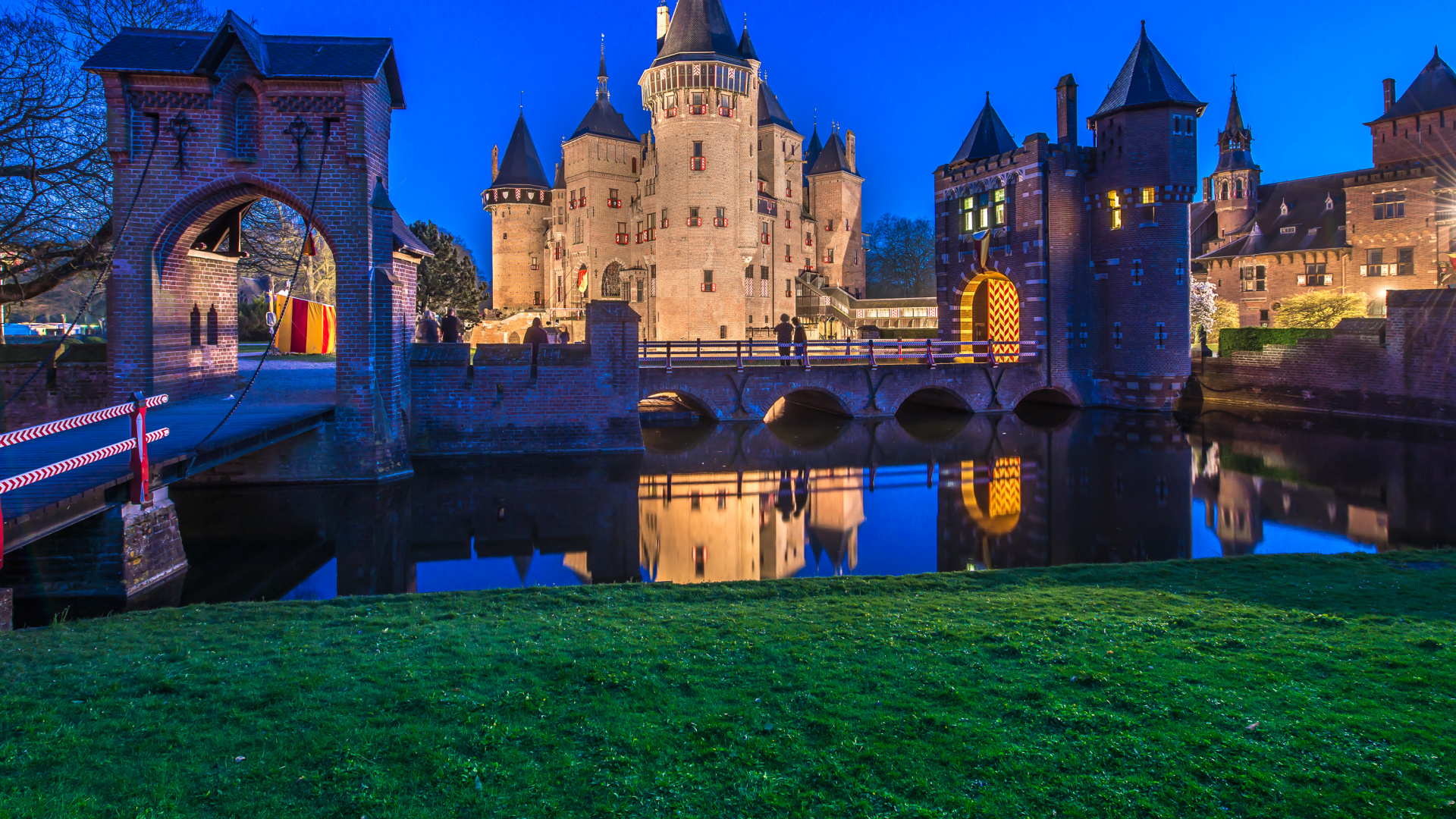 Braunes Betongebäude in Der Nähe Eines Gewässers Tagsüber. Wallpaper in 1920x1080 Resolution