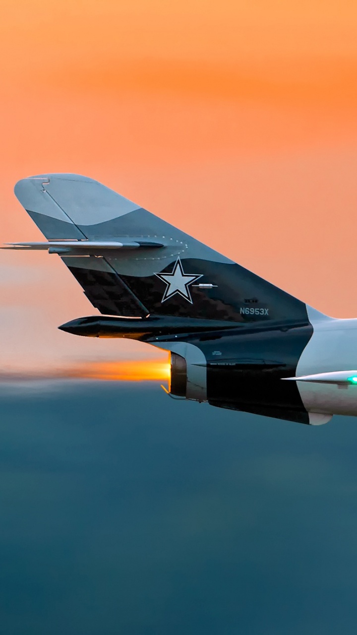 Grauer Kampfjet Fliegt in Den Himmel. Wallpaper in 720x1280 Resolution