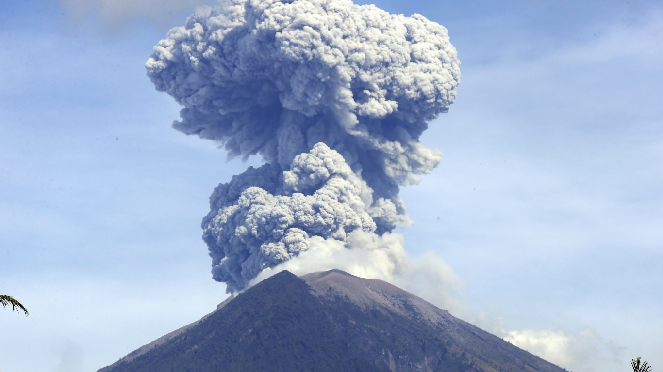 Weißer Und Grauer Berg Unter Blauem Himmel. Wallpaper in 1366x768 Resolution