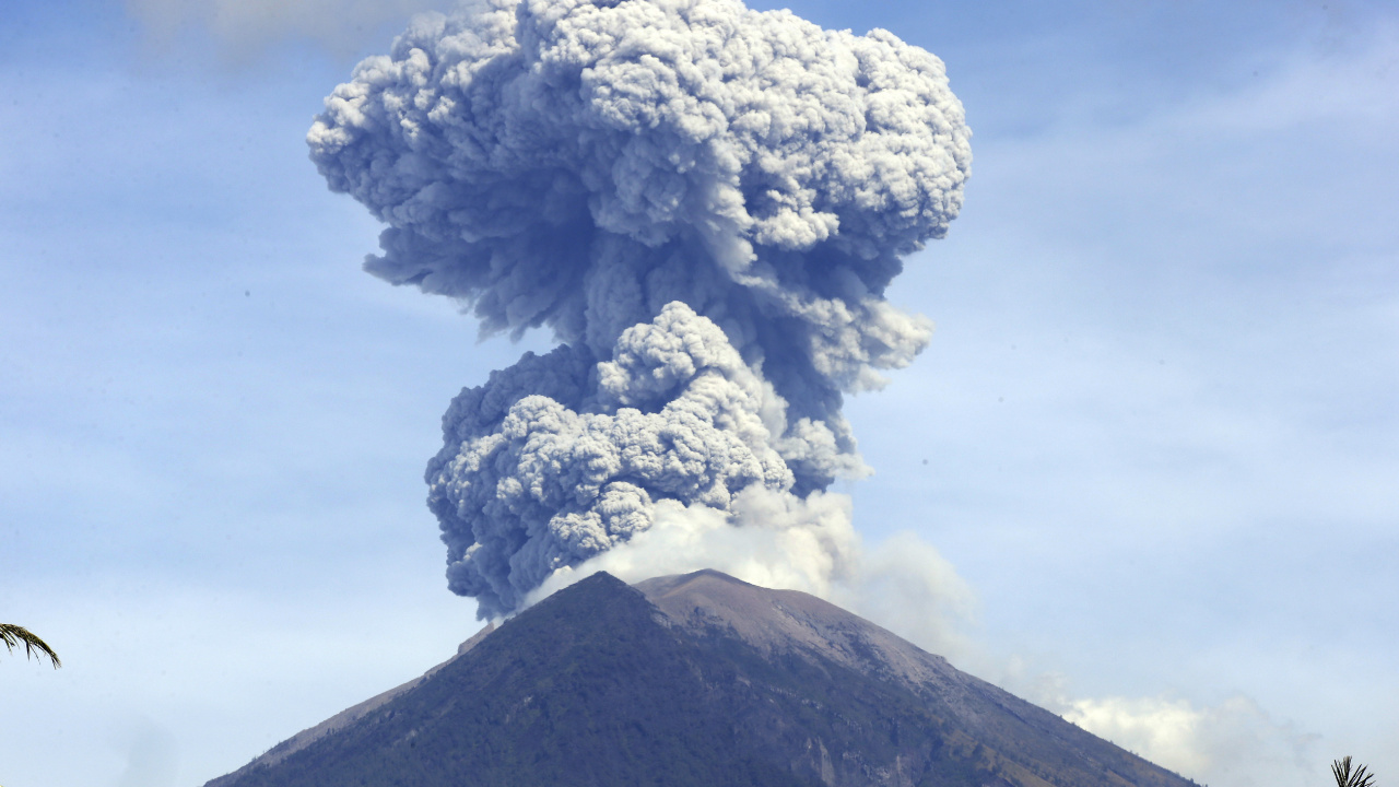 White and Gray Mountain Under Blue Sky. Wallpaper in 1280x720 Resolution