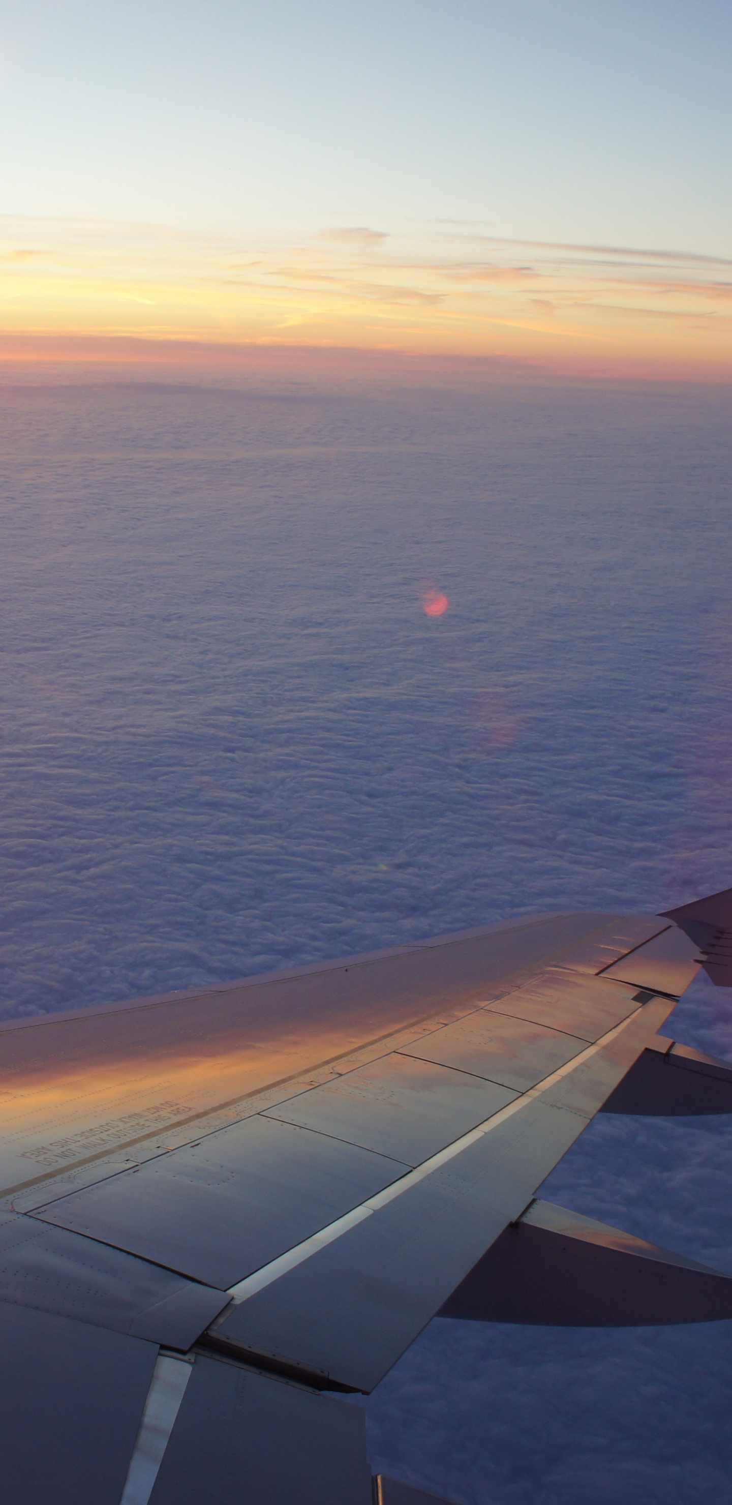 Ala de Avión Sobre el Mar Durante la Puesta de Sol. Wallpaper in 1440x2960 Resolution