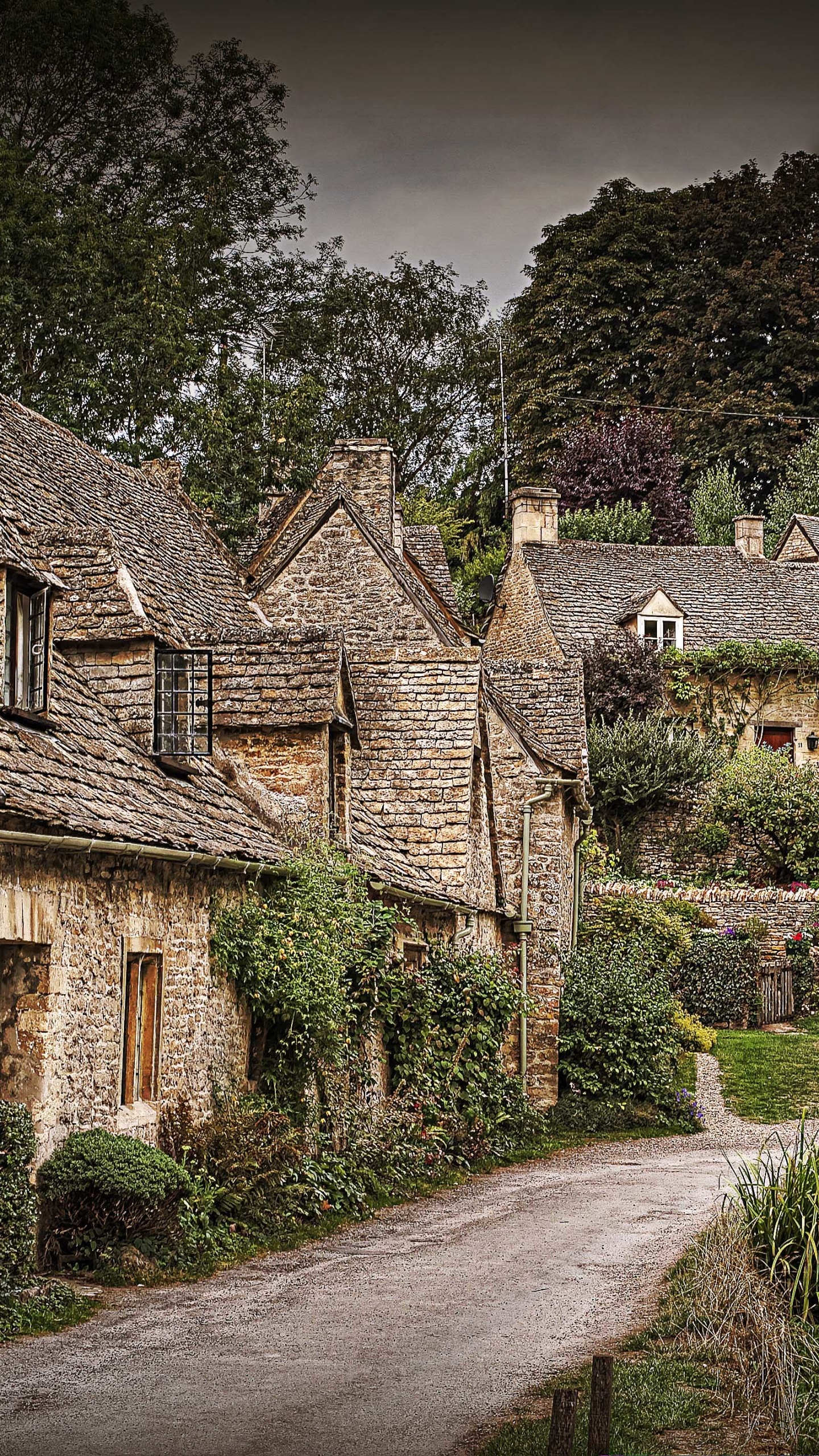 Maison en Brique Brune Près Des Arbres Verts Pendant la Journée. Wallpaper in 1440x2560 Resolution