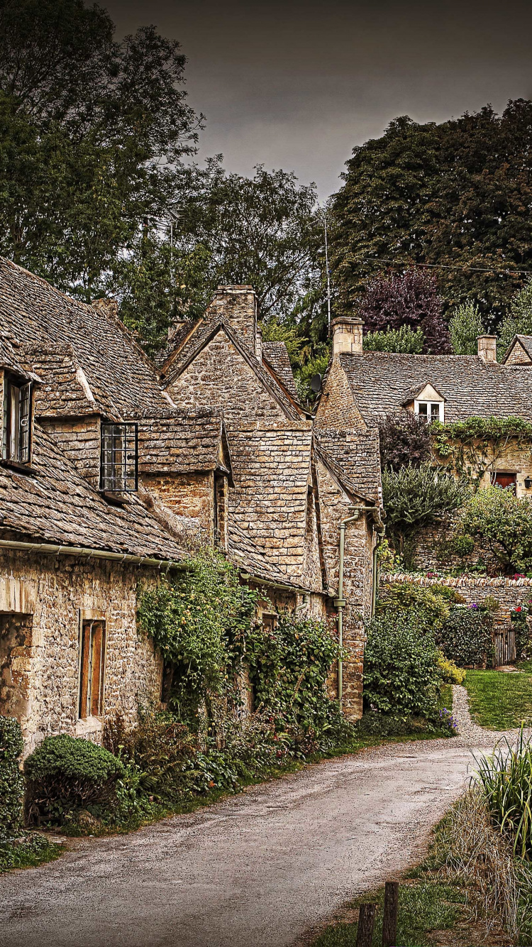 Maison en Brique Brune Près Des Arbres Verts Pendant la Journée. Wallpaper in 750x1334 Resolution